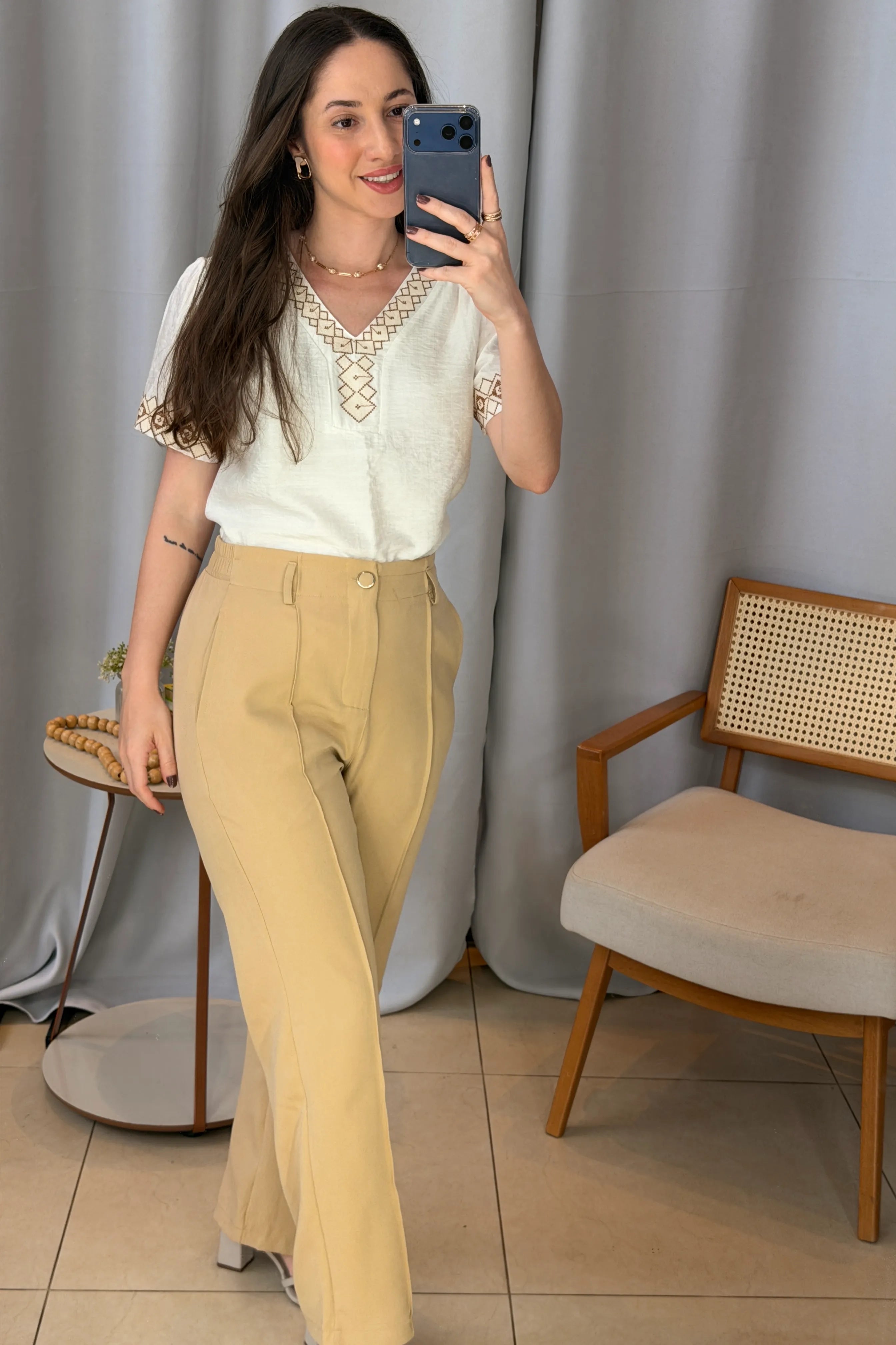 Conjunto: Blusa Manga Curta Detalhe Decote "V" Bordada Visco Brise Clarice Branca + Calça Pantalona Alfaiataria Botão Encapado Margareth Bege
