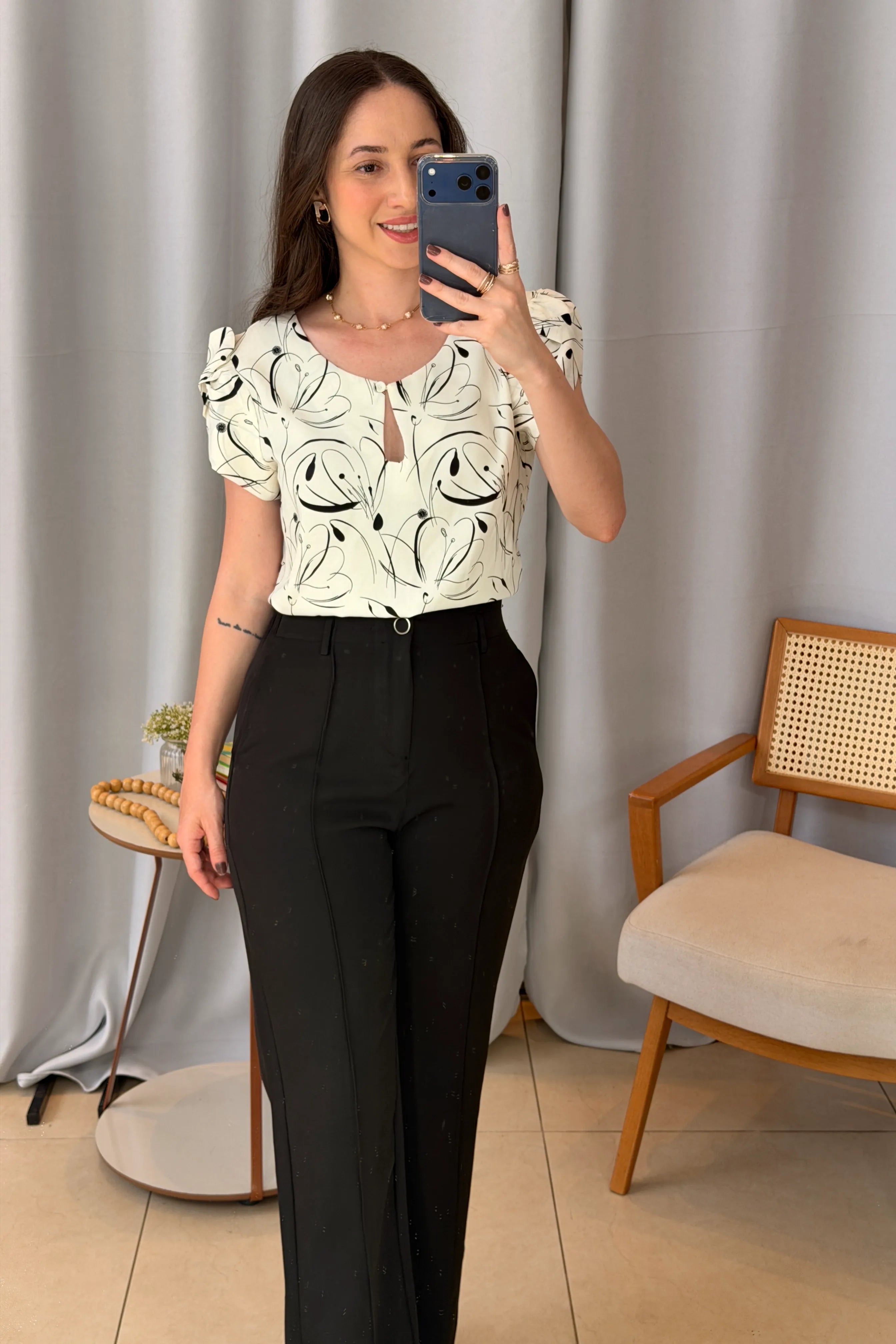 Conjunto: Blusa Manga Curta Transpassada Crepe Classic Celina Estampada Preta + Calça Pantalona Alfaiataria Botão Encapado Margareth Preta