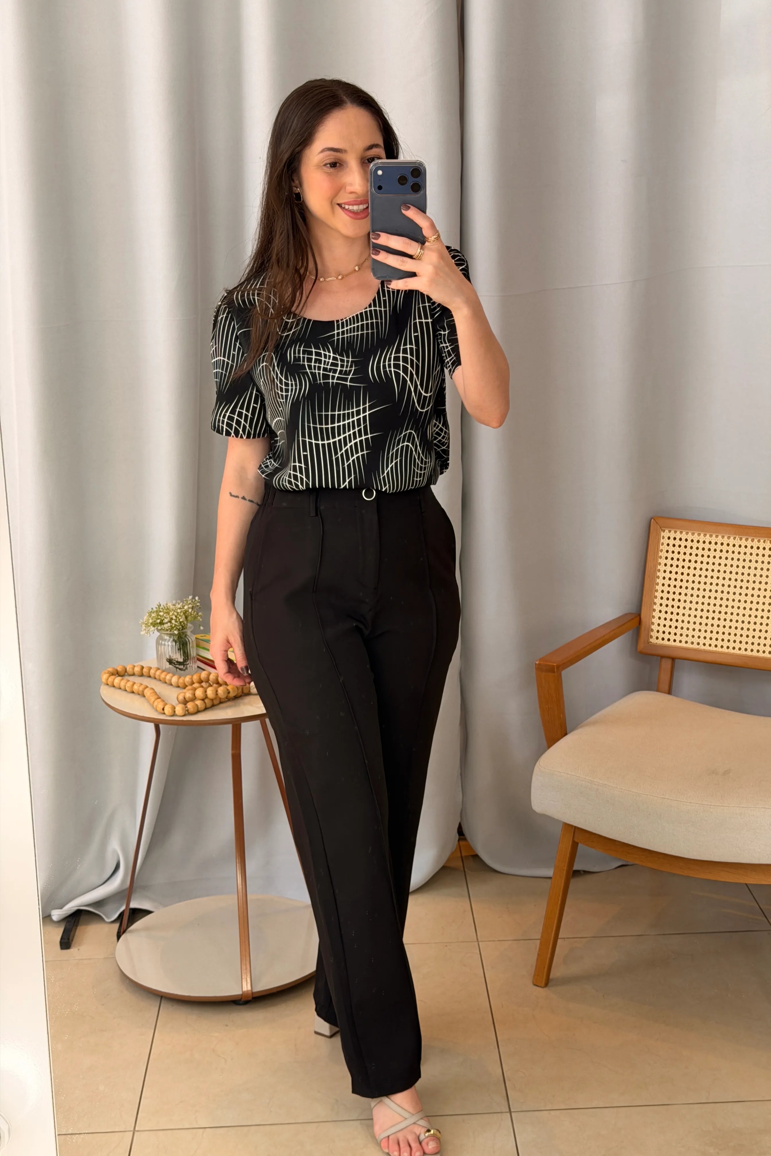 Conjunto: Blusa Manga Curta Botões Crepe Classic Magda Estampada Preta + Calça Pantalona Alfaiataria Botão Encapado Margareth Preta