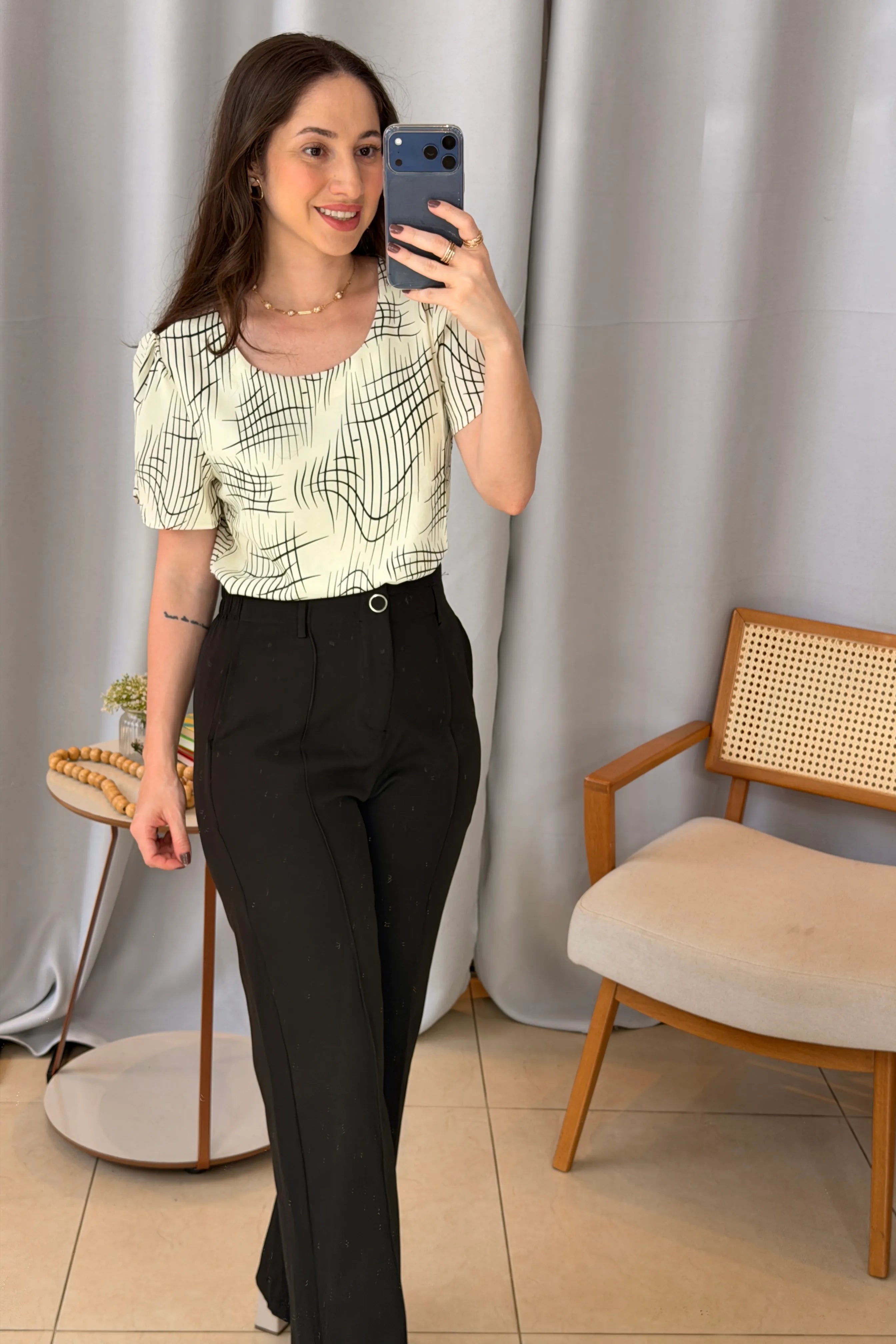 Conjunto: Blusa Manga Curta Botões Crepe Classic Magda Estampada Creme + Calça Pantalona Alfaiataria Botão Encapado Margareth Preta