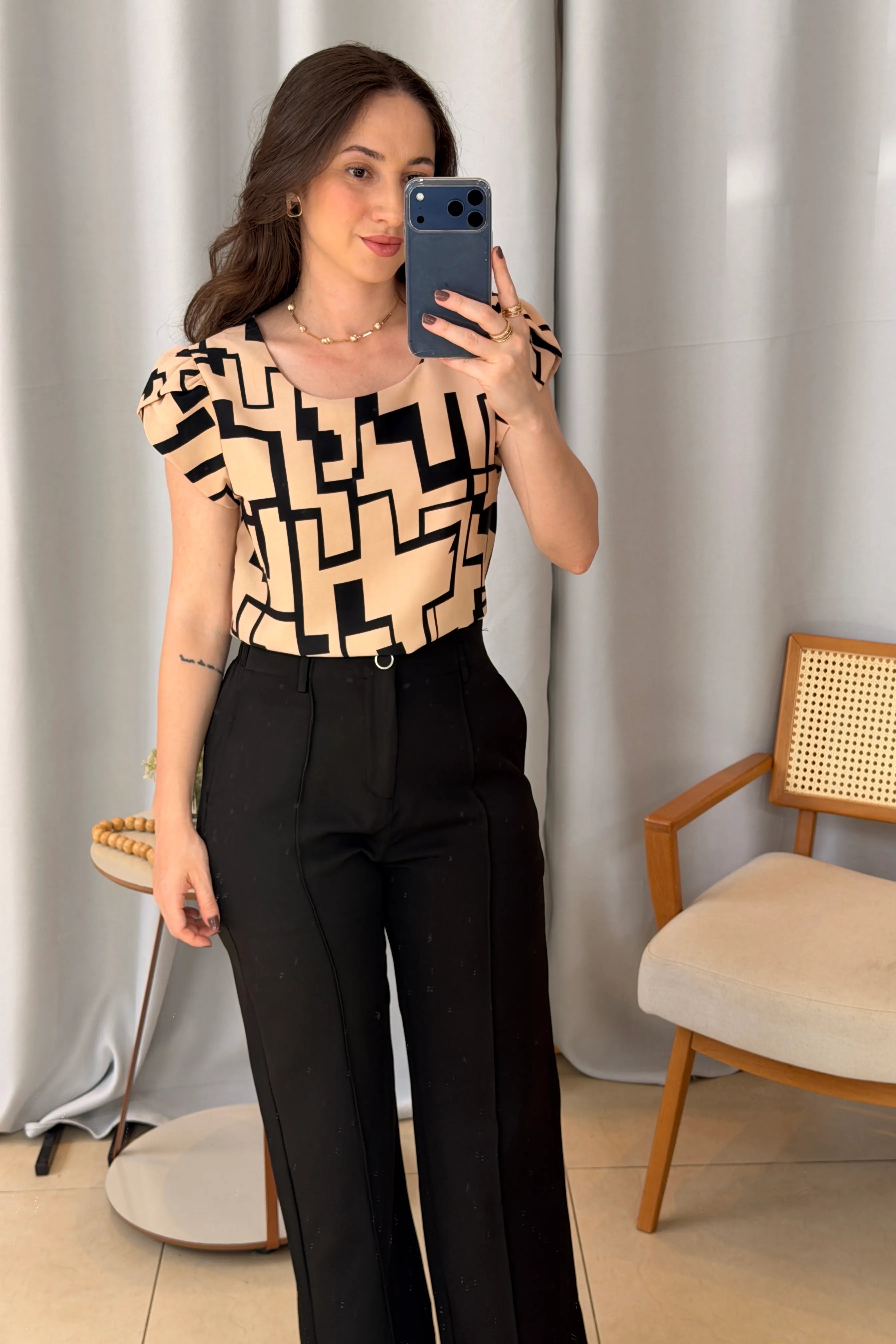 Conjunto: Blusa Manga Curta Transpassada Crepe Classic Carmen Estampada Geométrica Rosa + Calça Pantalona Alfaiataria Botão Encapado Margareth Preta