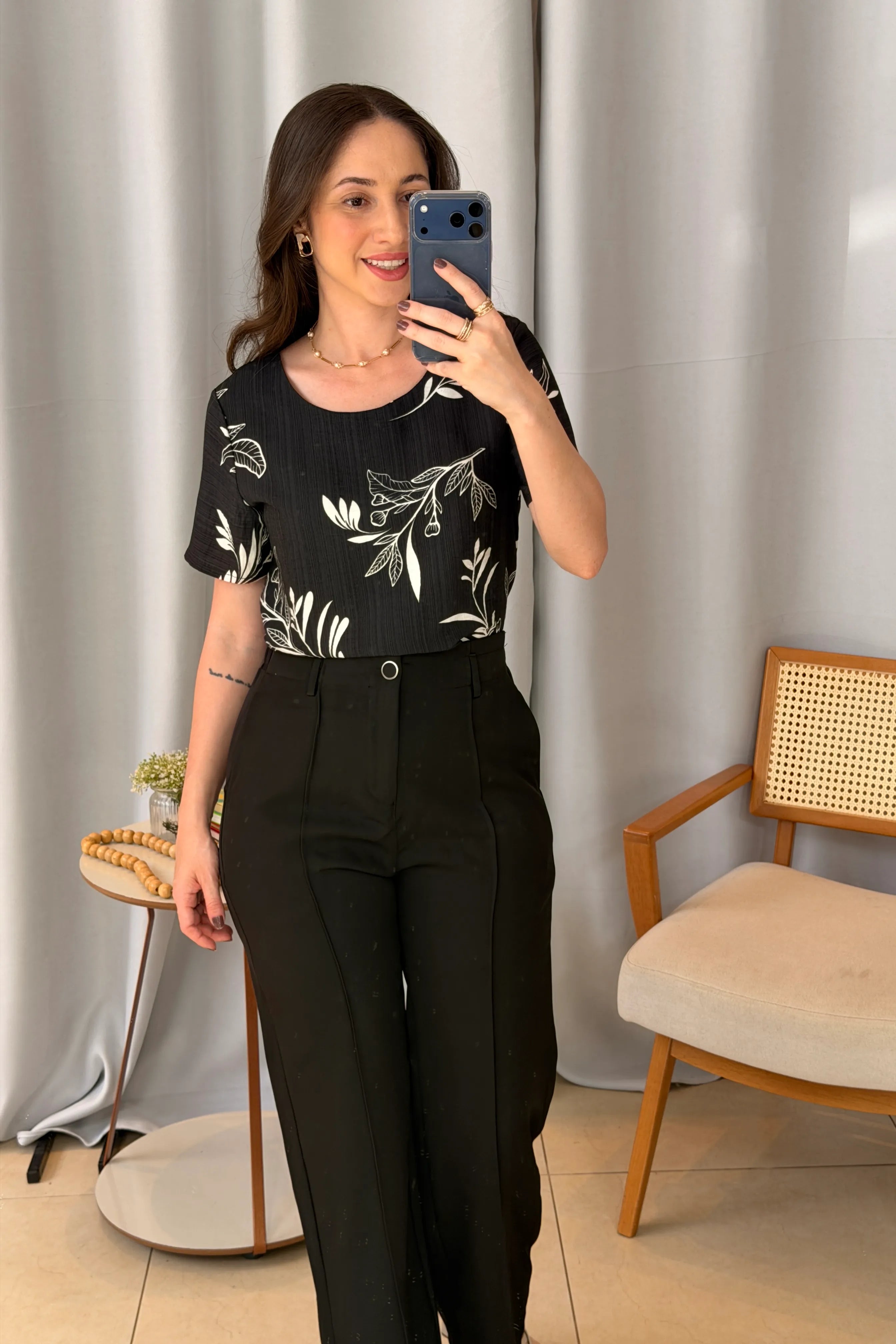 Conjunto: Blusa Manga Curta Visco Brise Telma Estampa Folhagem Preta + Calça Pantalona Alfaiataria Botão Encapado Margareth Preta