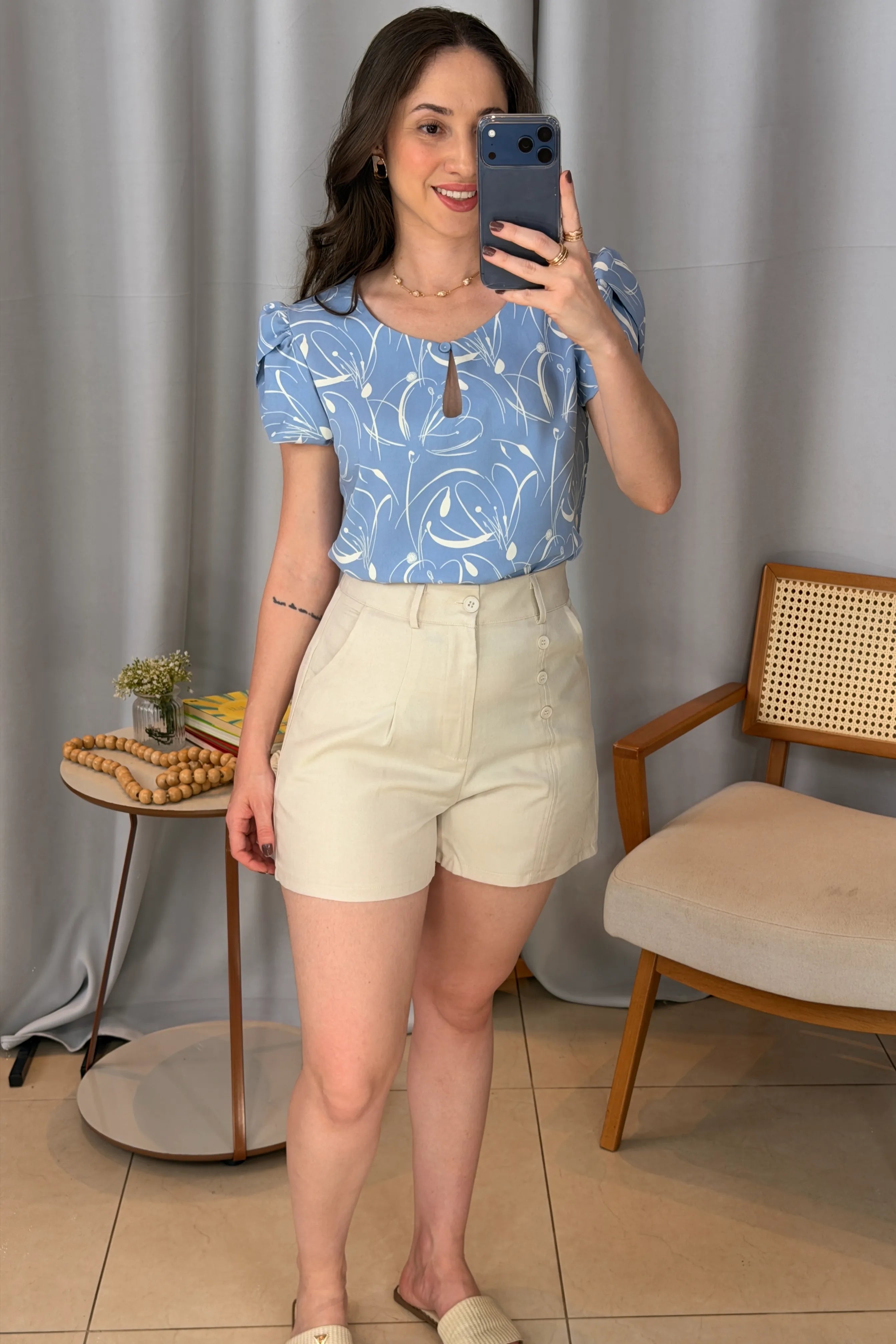 Conjunto: Blusa Manga Curta Transpassada Crepe Classic Celina Estampada Azul +Bermuda Detalhes Botões Crepe Alfaiataria Débora Creme