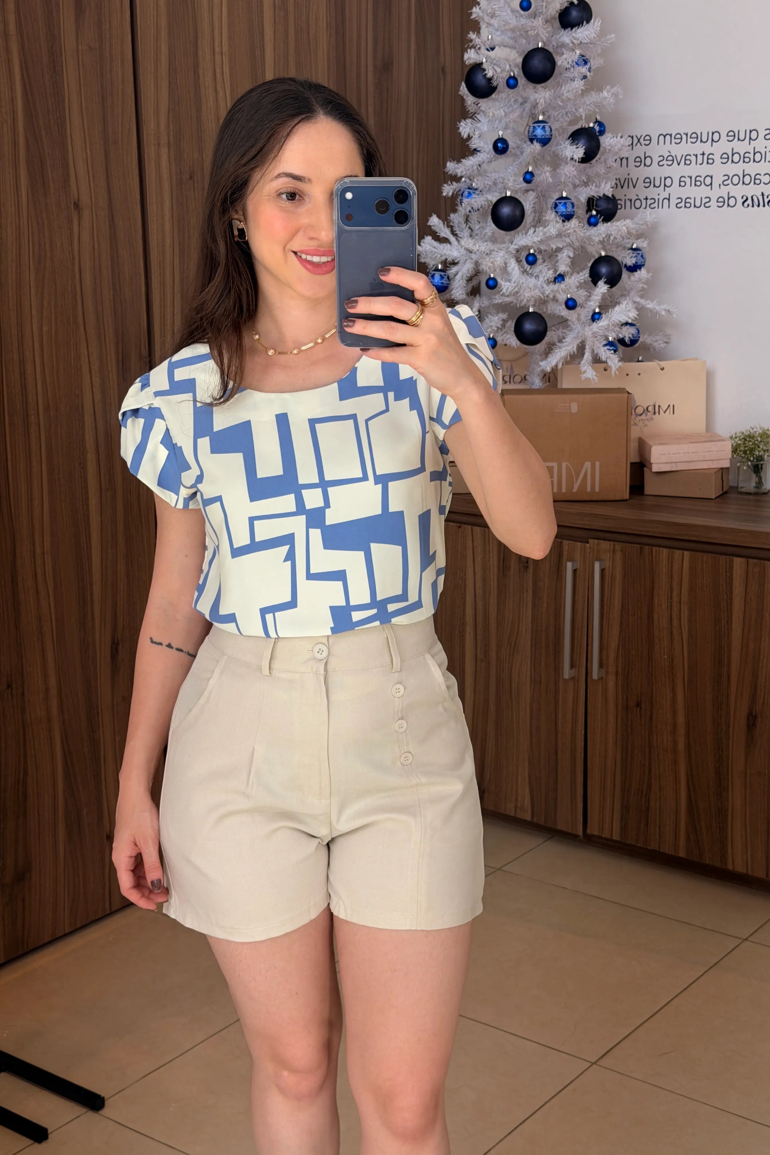 Conjunto: Blusa Manga Curta Transpassada Crepe Classic Carmen Estampada Geométrica Azul + Bermuda Detalhes Botões Crepe Alfaiataria Débora Creme