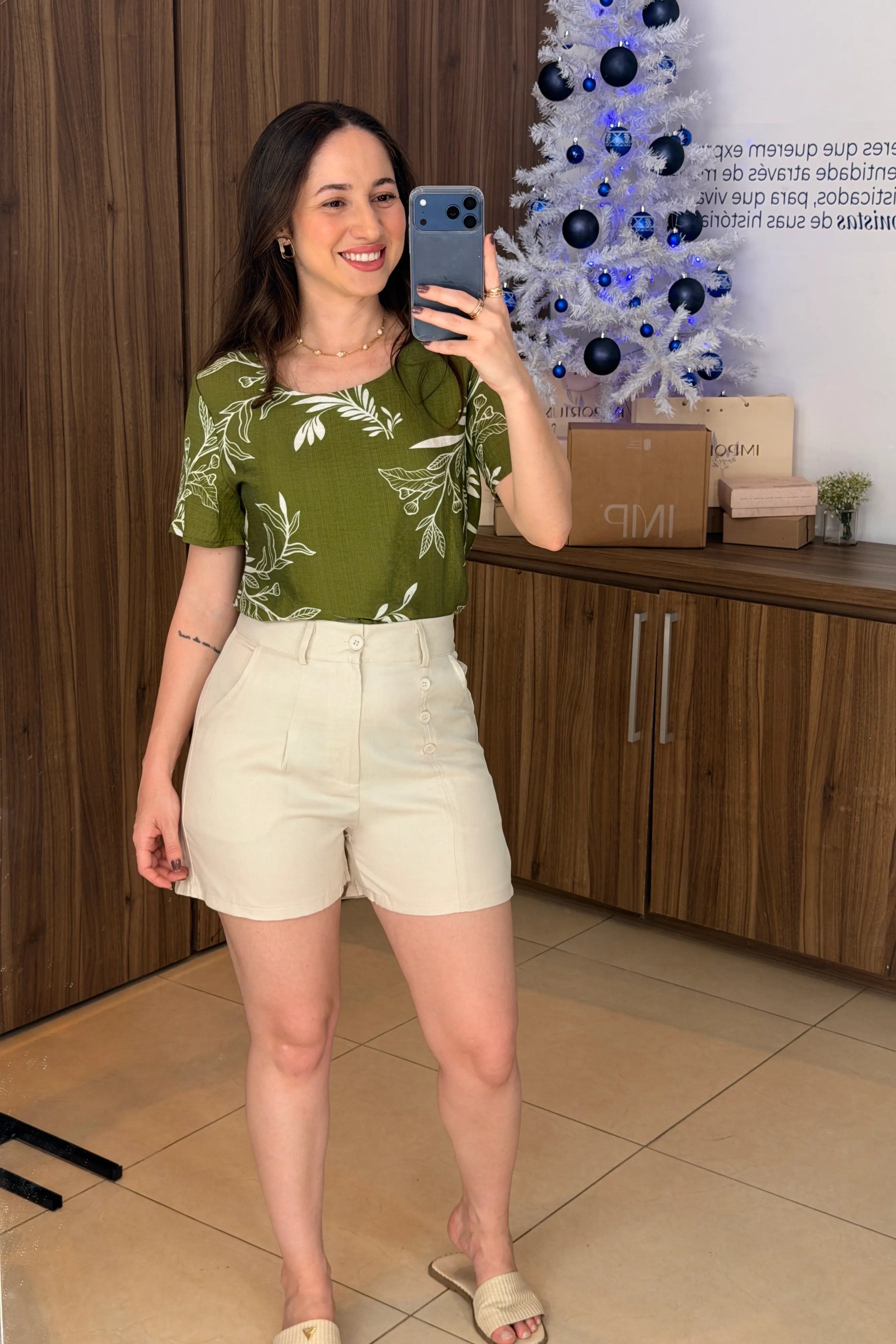 Conjunto: Blusa Manga Curta Visco Brise Telma Estampa Folhagem Verde + Bermuda Detalhes Botões Crepe Alfaiataria Débora Creme