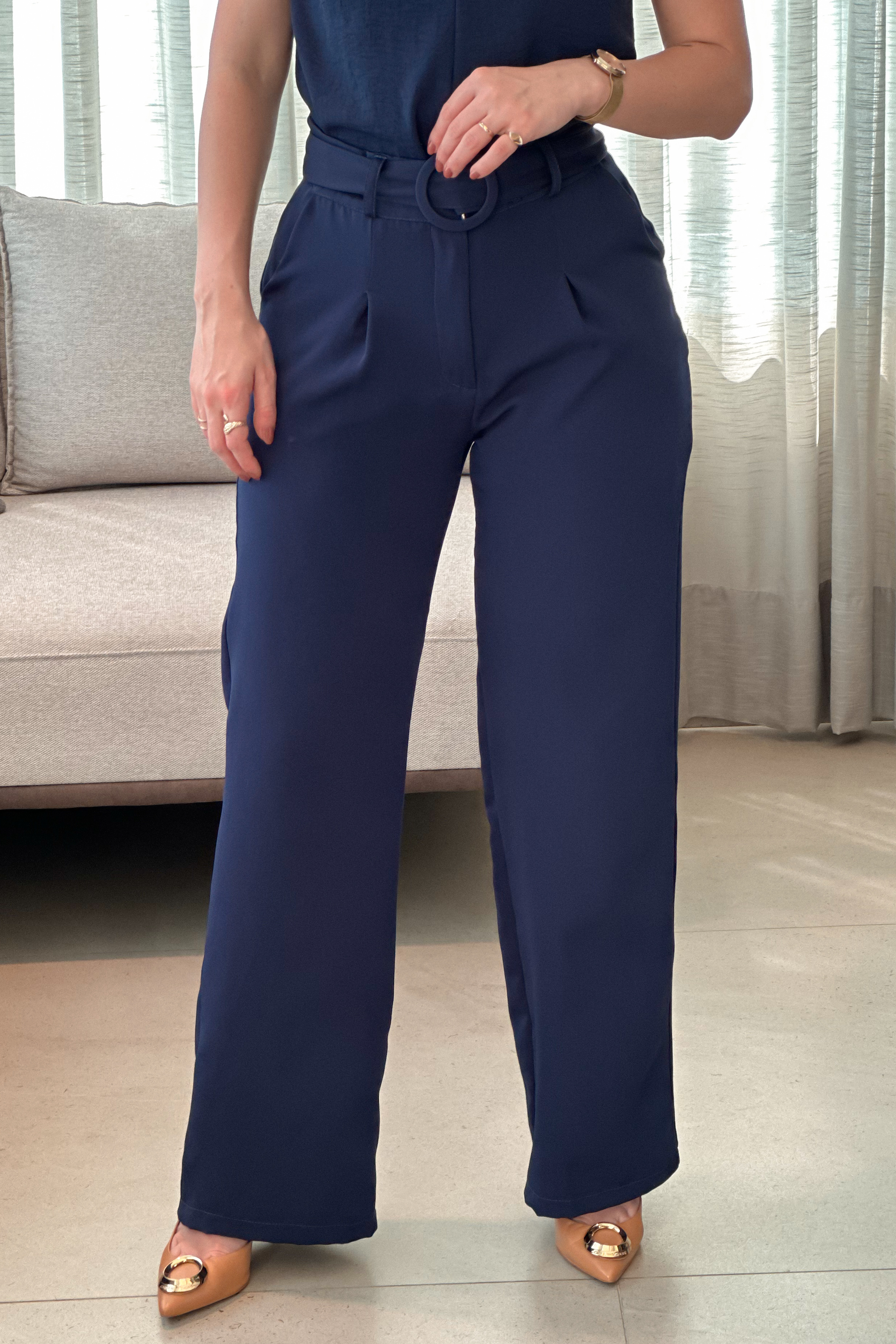 Calça Corte Reto Detalhe Cinto Priscila Azul Marinho