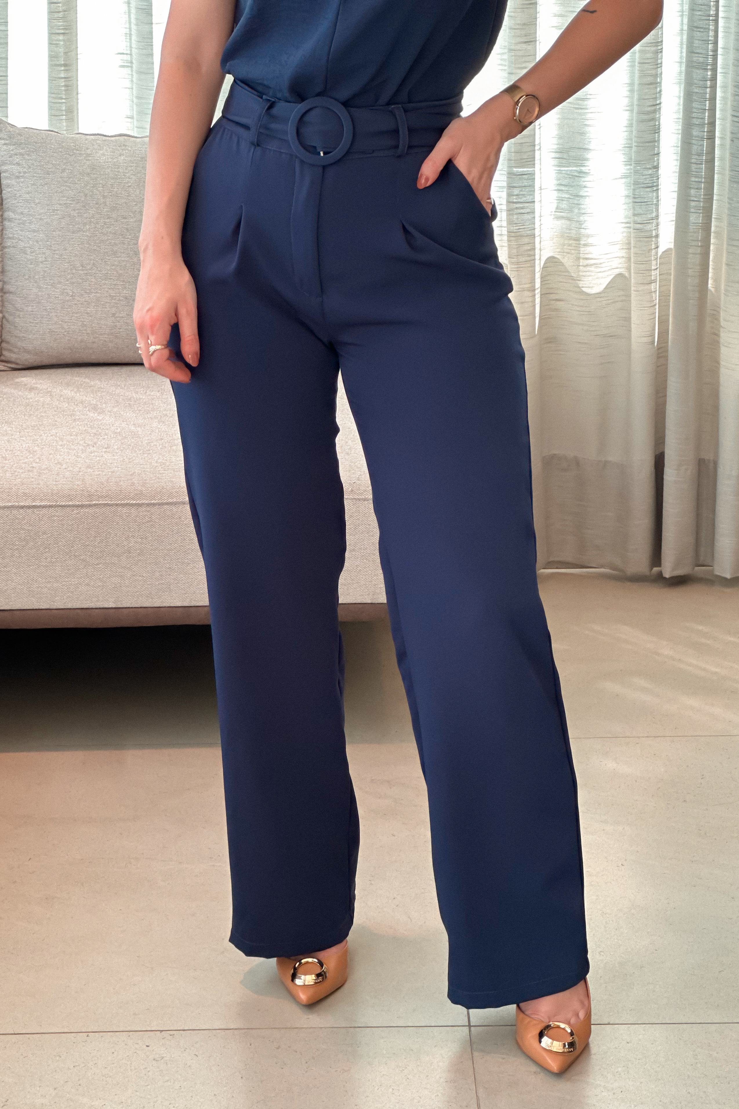 Calça Corte Reto Detalhe Cinto Priscila Azul Marinho