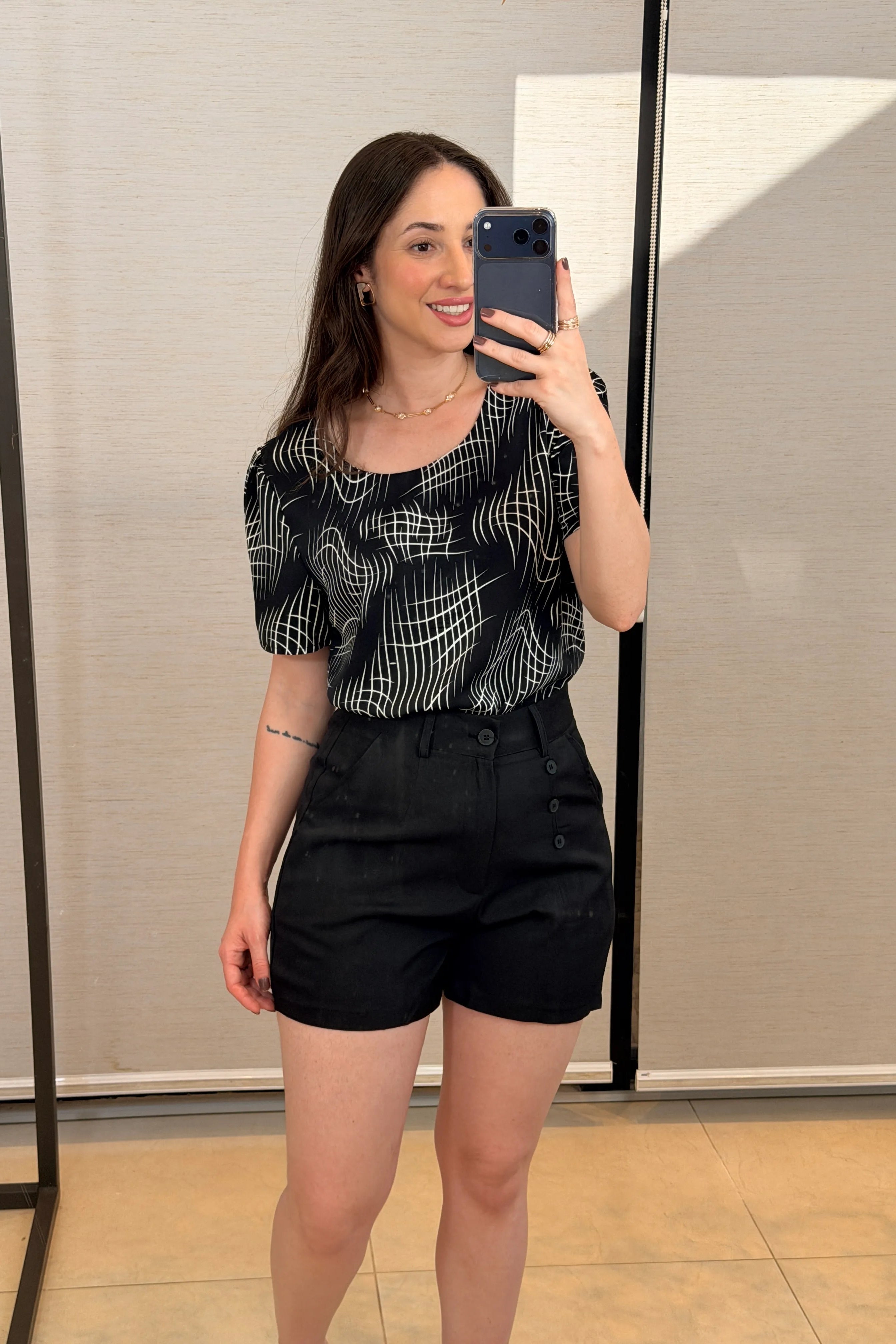 Conjunto: Blusa Manga Curta Botões Crepe Classic Magda Estampada Preta + Bermuda Detalhes Botões Crepe Alfaiataria Débora Preto