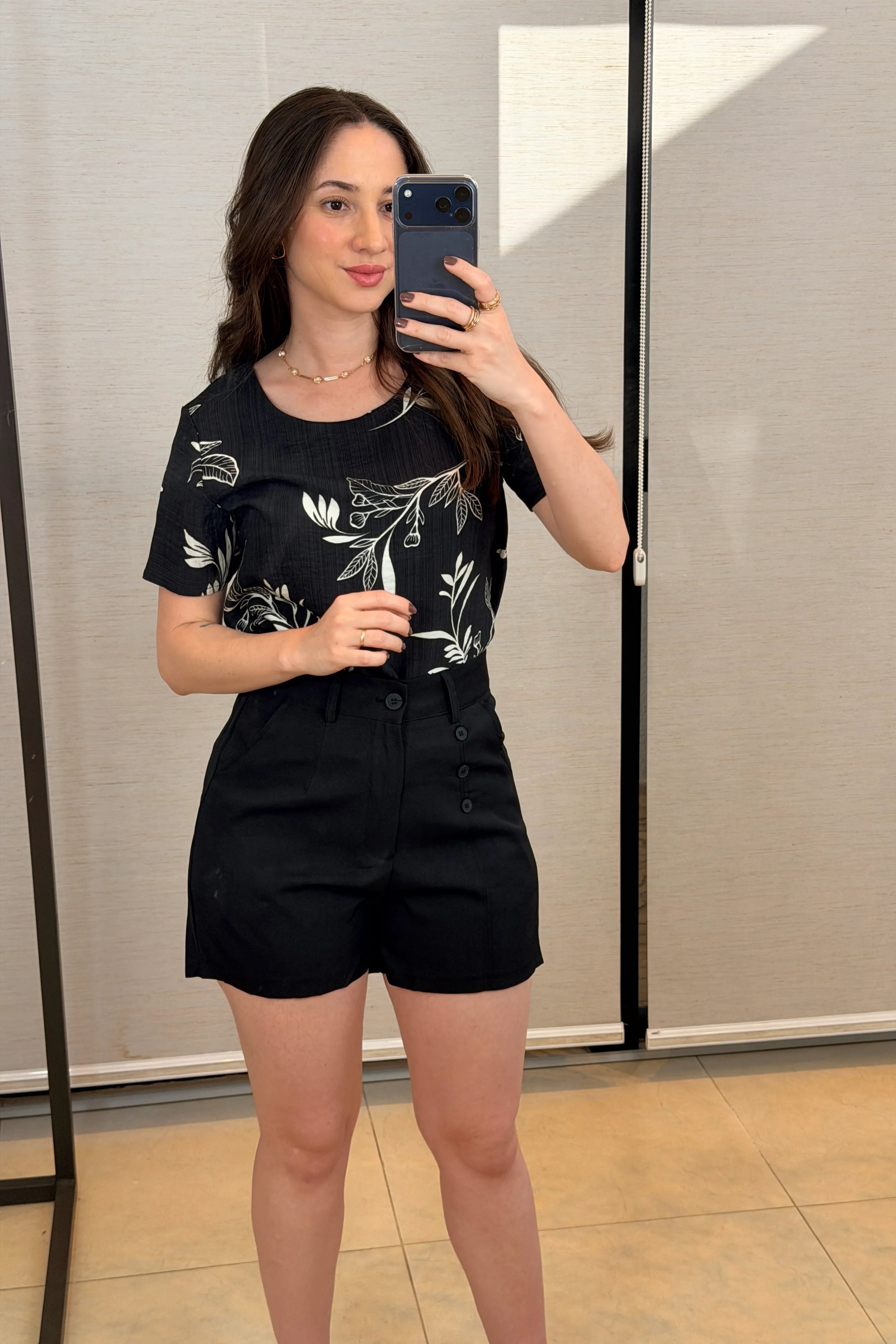 Conjunto: Blusa Manga Curta Visco Brise Telma Estampa Folhagem Preta + Bermuda Detalhes Botões Crepe Alfaiataria Débora Preto
