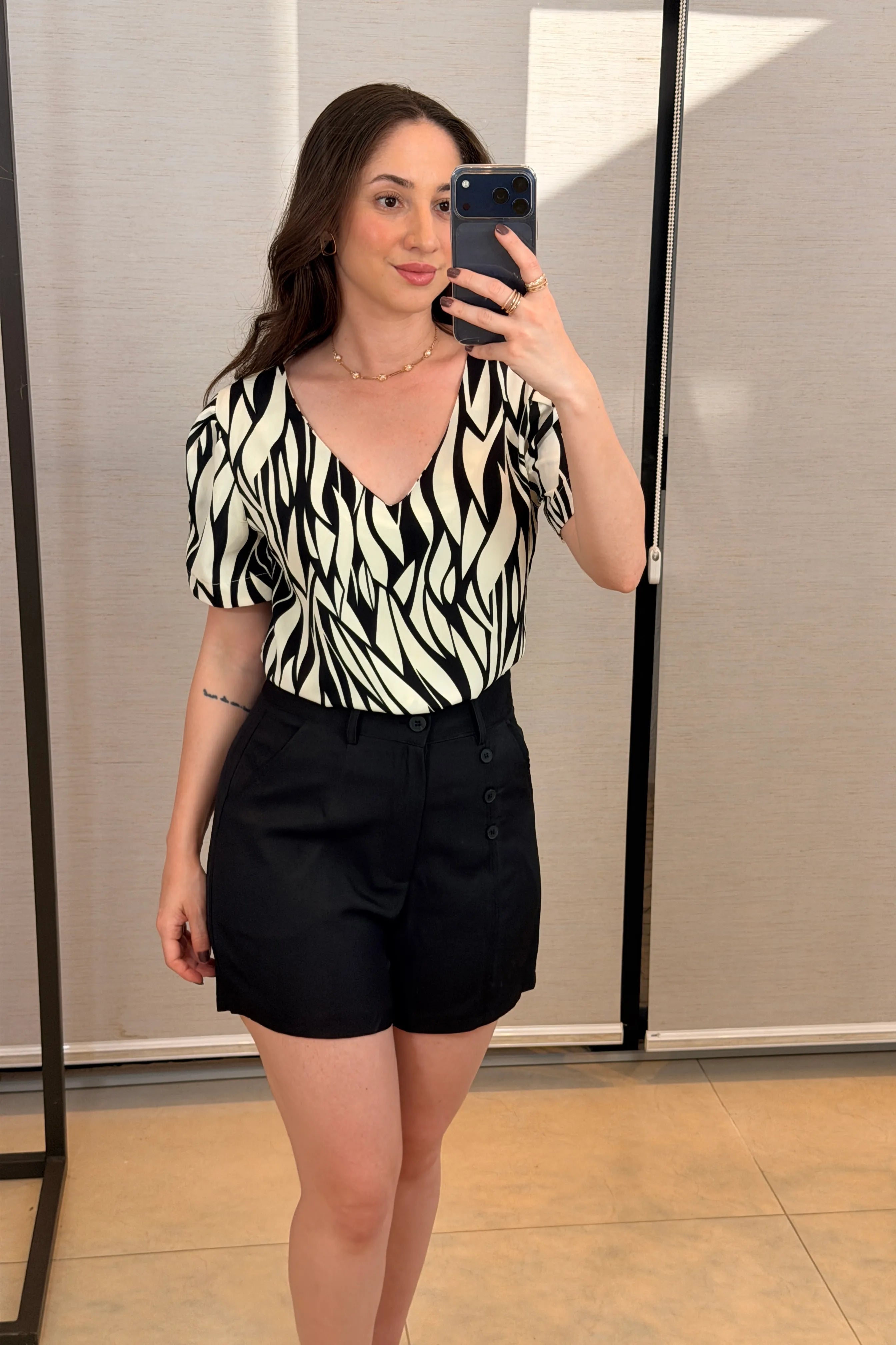 Conjunto: Blusa Manga Curta Detalhe Botão Decote "V" Crepe Classic Graciane Preta + Bermuda Detalhes Botões Crepe Alfaiataria Débora Preto