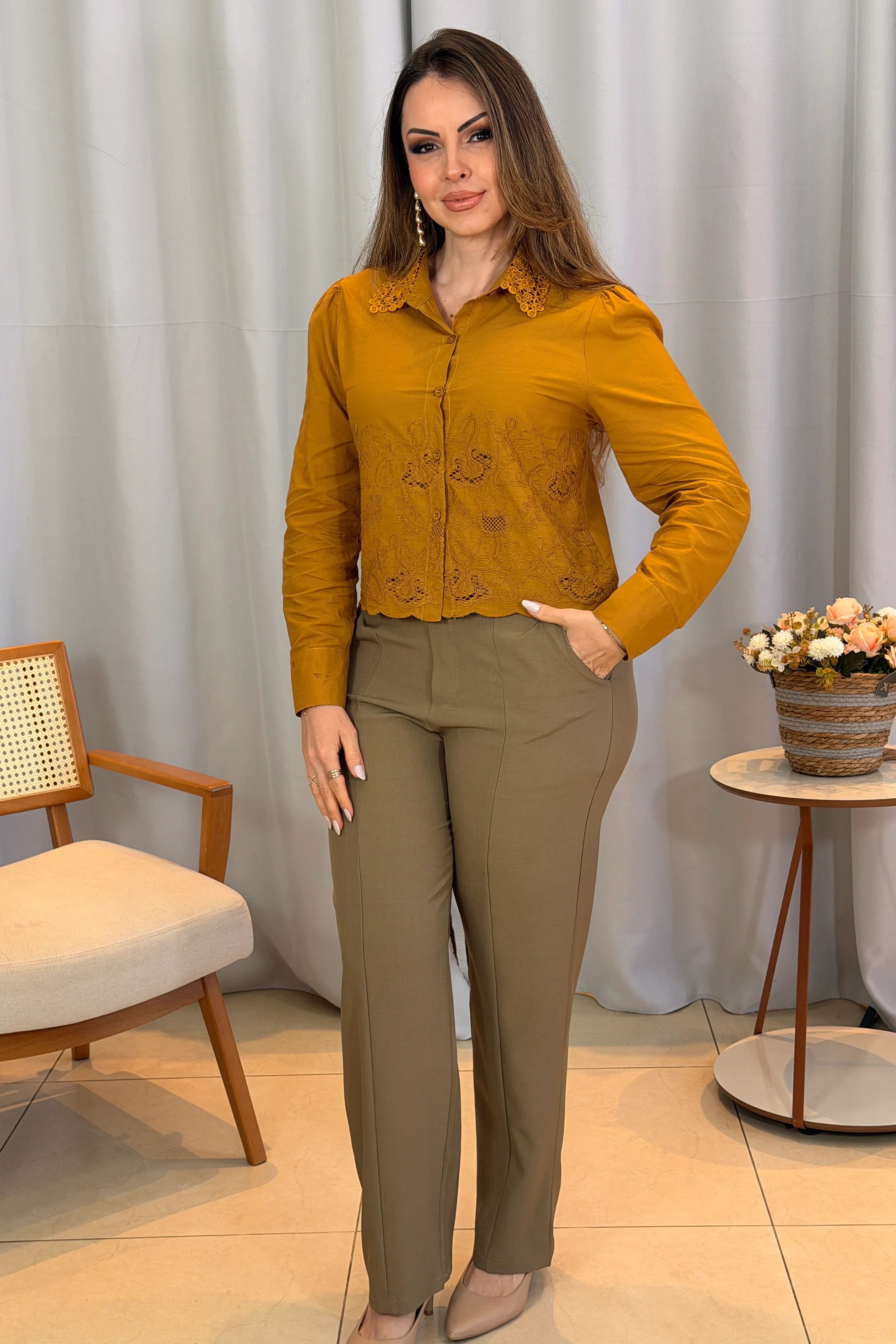 Conjunto: Camisa em Laise Marina Mostarda + Calça Reta Bianca Caqui