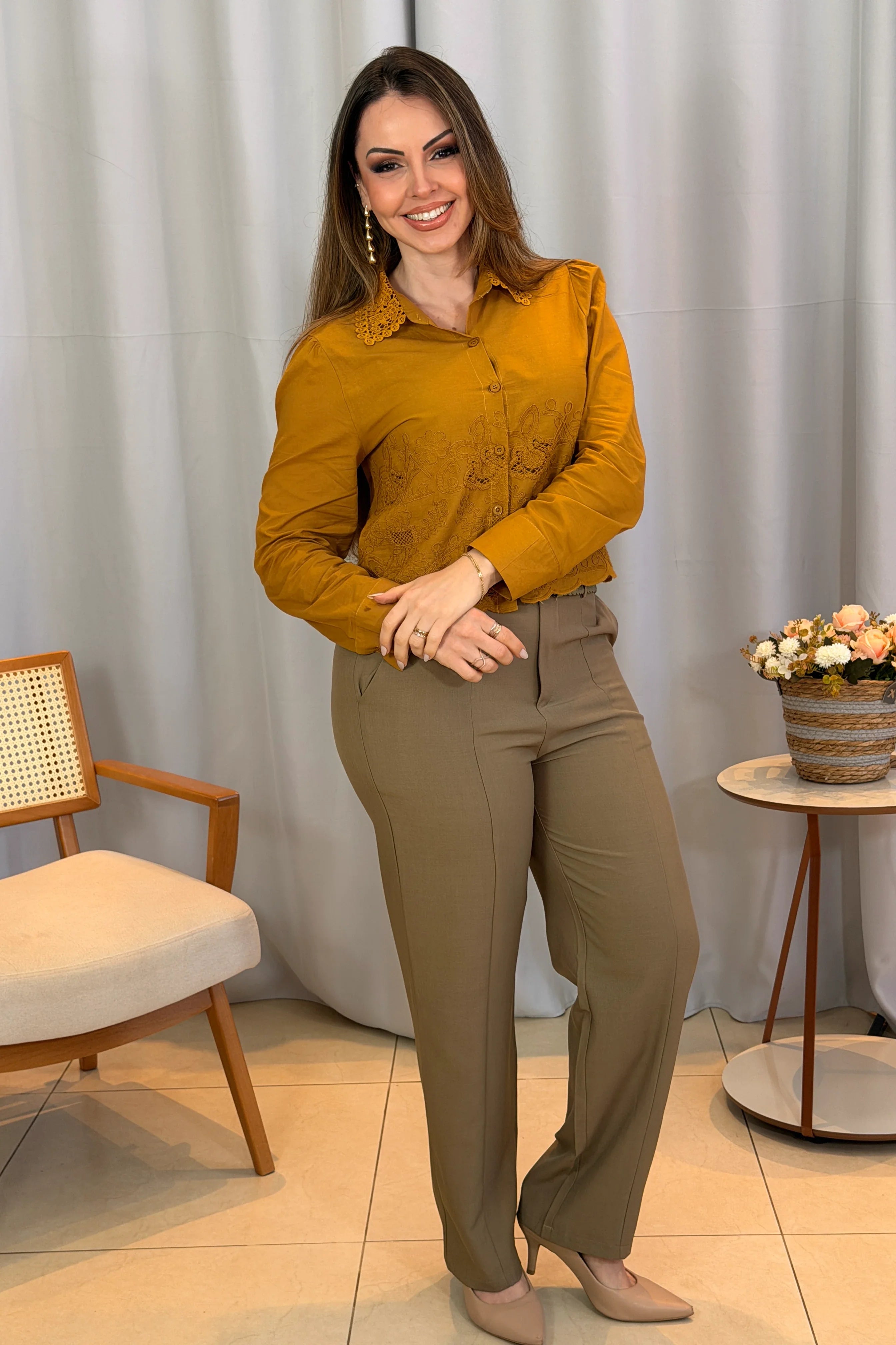 Conjunto: Camisa em Laise Marina Mostarda + Calça Reta Bianca Caqui