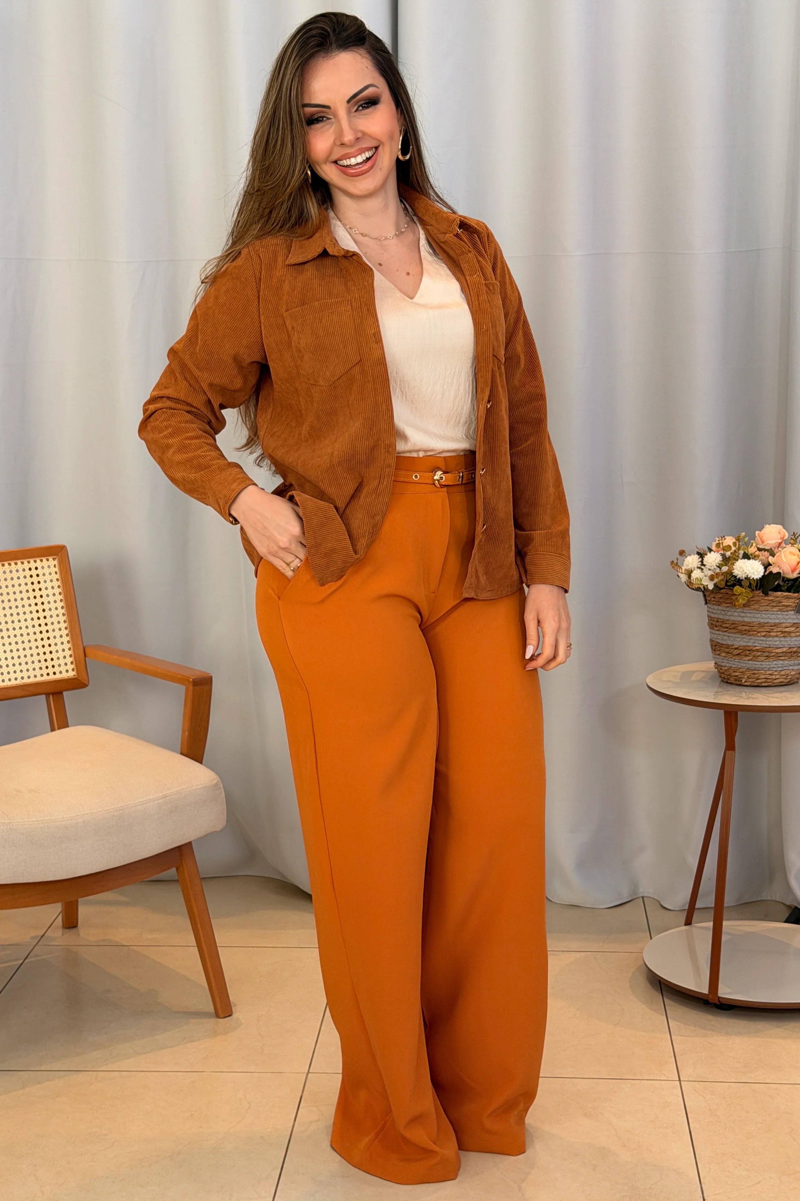 Conjunto: Blusa Lívia Bege + Calça Pantalona Luiza Mostarda + Jaqueta Cotelê Zoey Caramelo