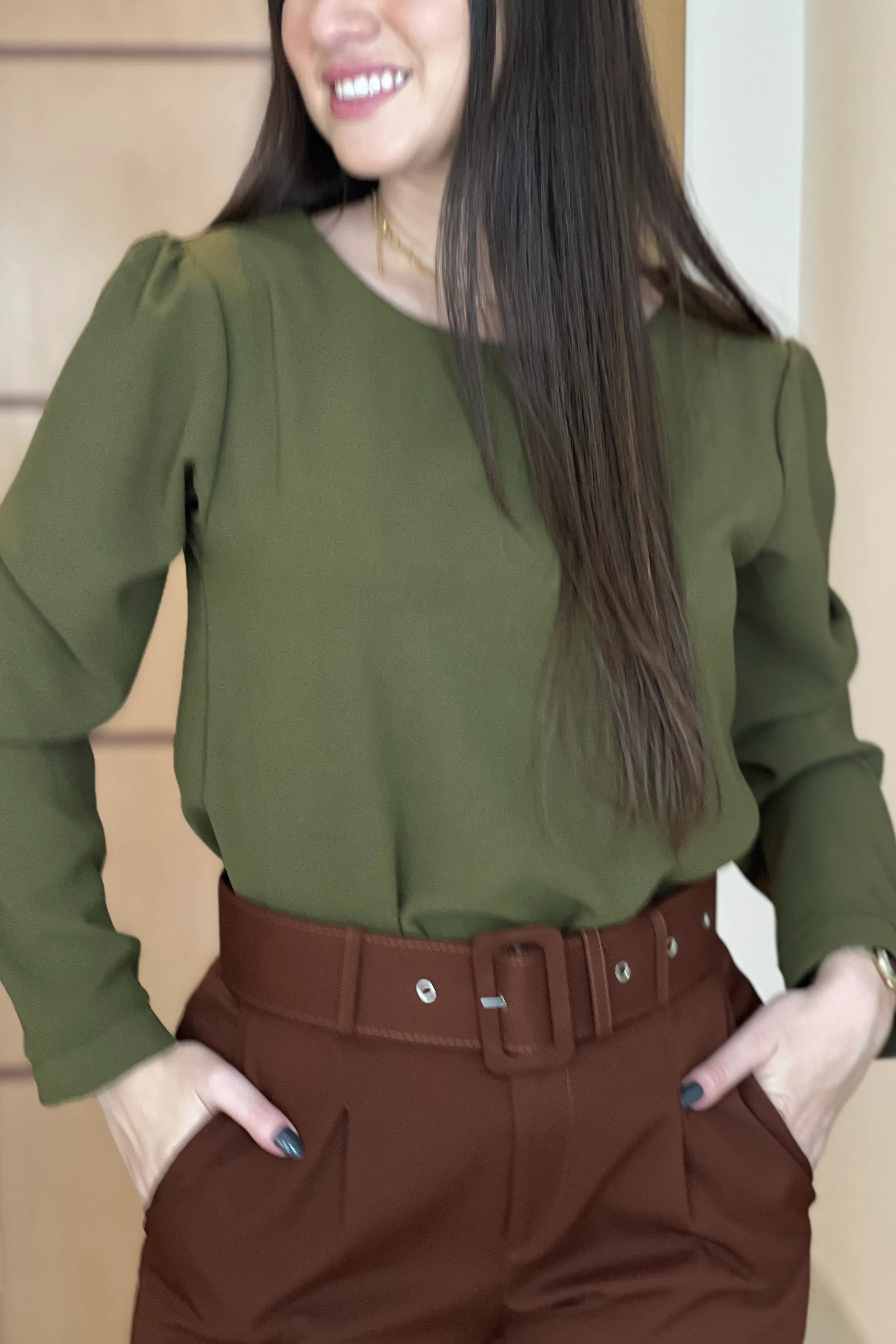 Conjunto: Blusa Manga Longa Clássica Isabel Verde Militar + Calça Cinto Encapado Cenoura Marrom Café