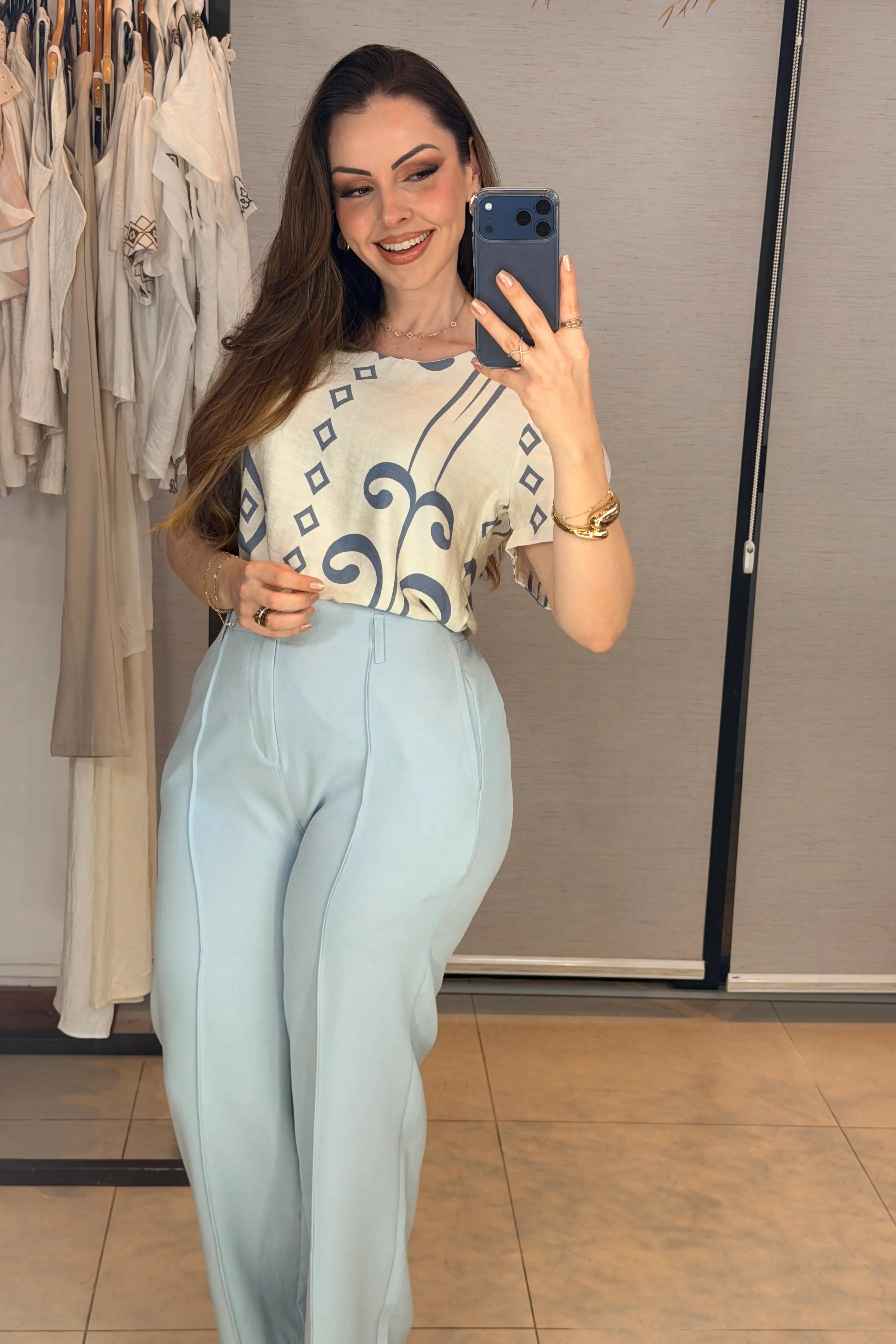 Conjunto: Blusa Manga Curta Detalhe Botão Vânia Estampada Azul + Calça Pantalona Alfaiataria Botão Encapado Margareth Azul