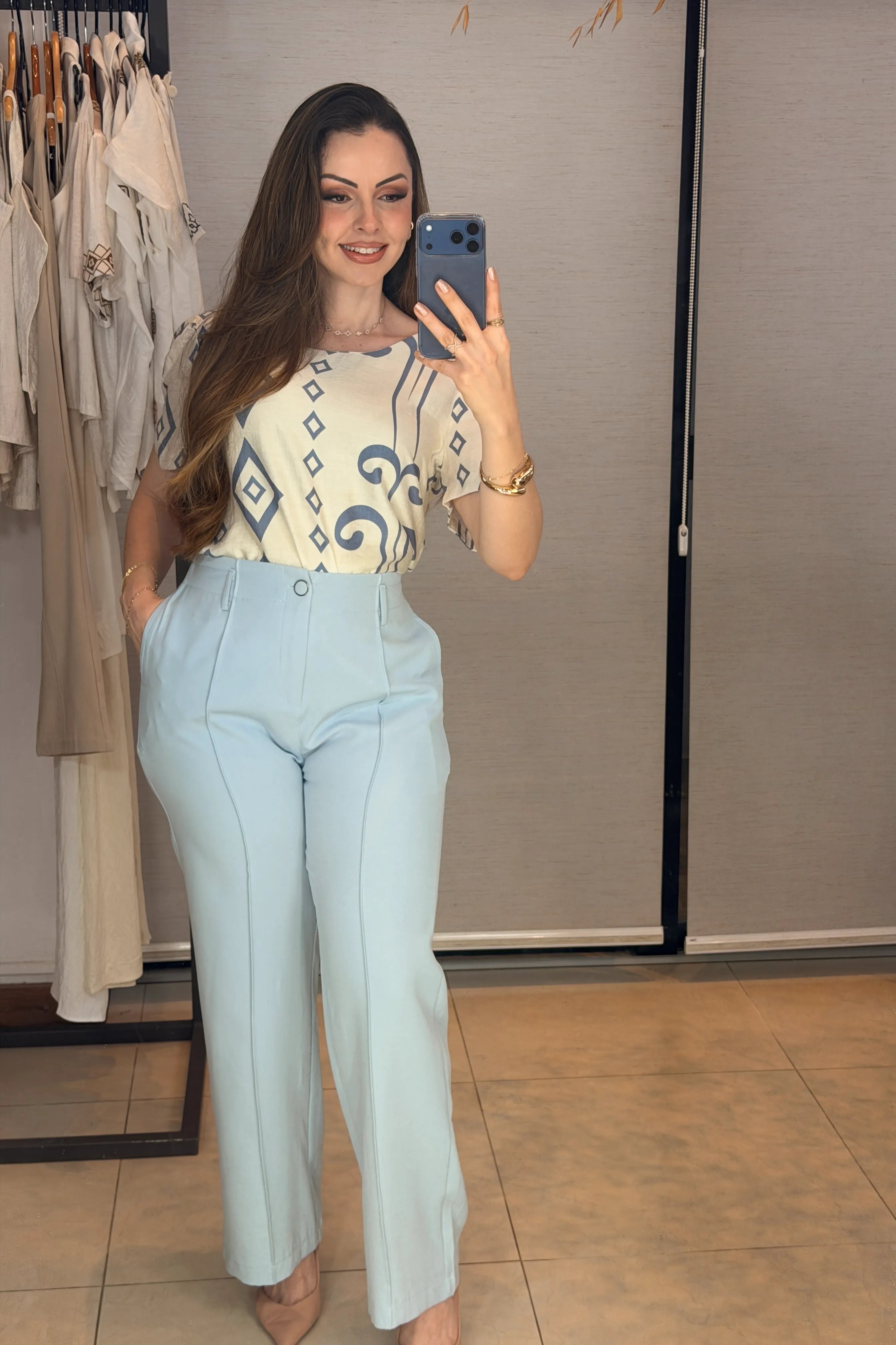 Conjunto: Blusa Manga Curta Detalhe Botão Vânia Estampada Azul + Calça Pantalona Alfaiataria Botão Encapado Margareth Azul
