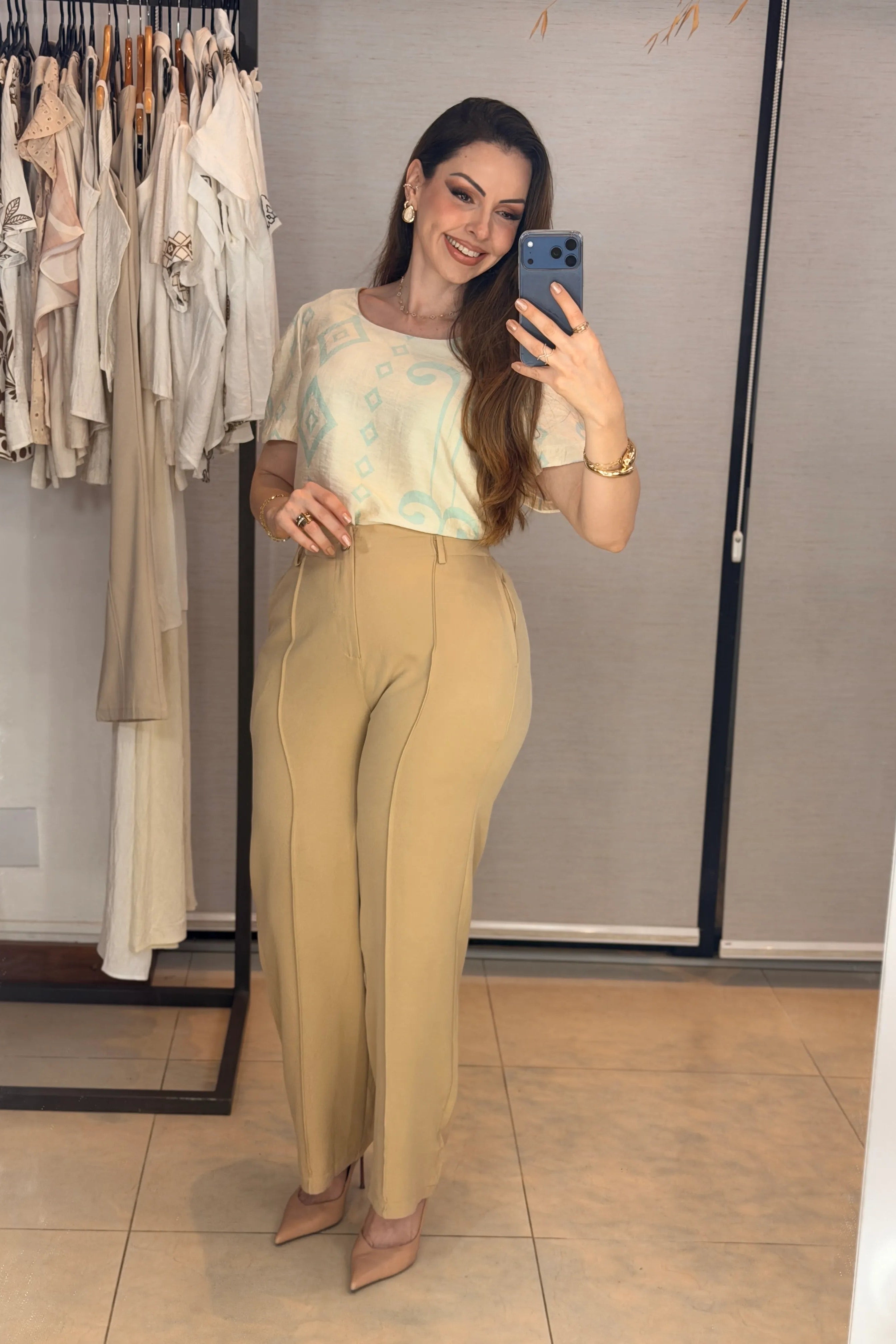 Conjunto: Blusa Manga Curta Detalhe Botão Vânia Estampada Azul Claro + Calça Pantalona Alfaiataria Botão Encapado Margareth Bege