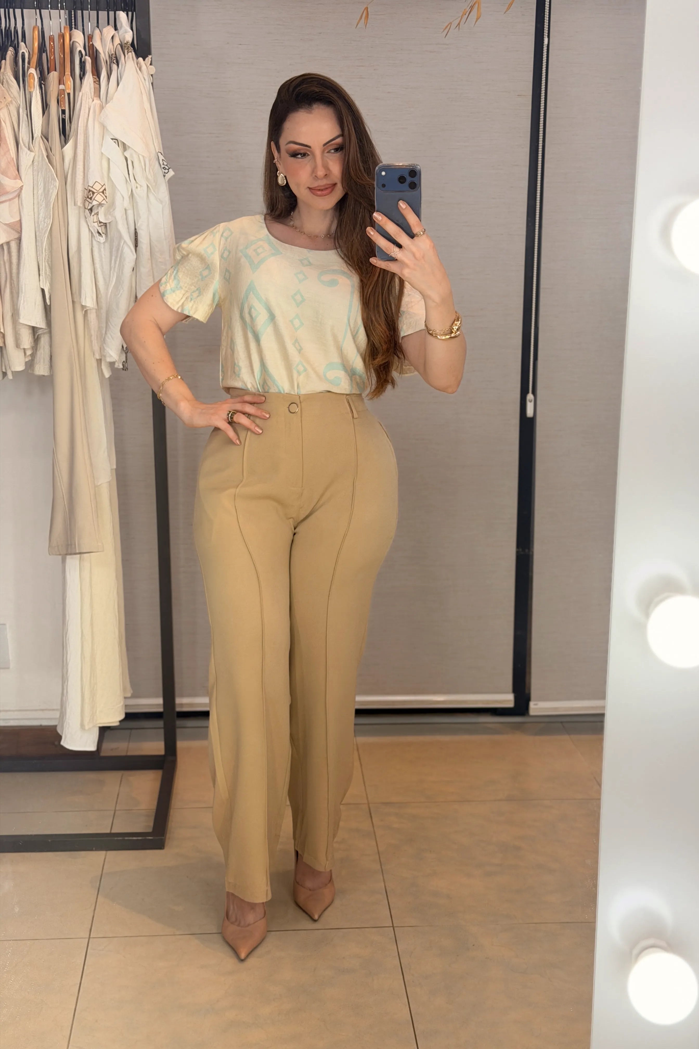 Conjunto: Blusa Manga Curta Detalhe Botão Vânia Estampada Azul Claro + Calça Pantalona Alfaiataria Botão Encapado Margareth Bege