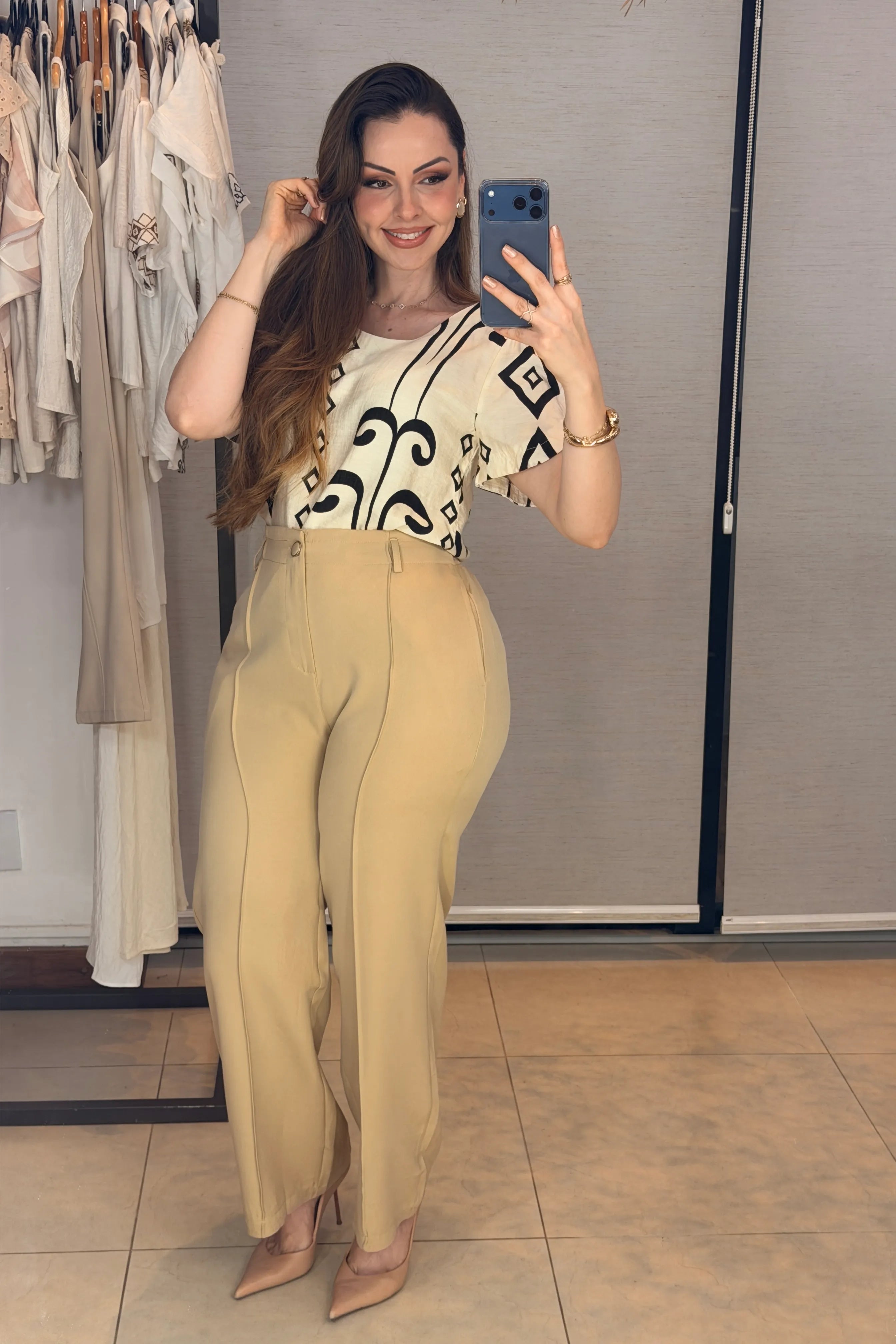 Conjunto: Blusa Manga Curta Detalhe Botão Vânia Estampada Preta + Calça Pantalona Alfaiataria Botão Encapado Margareth Bege