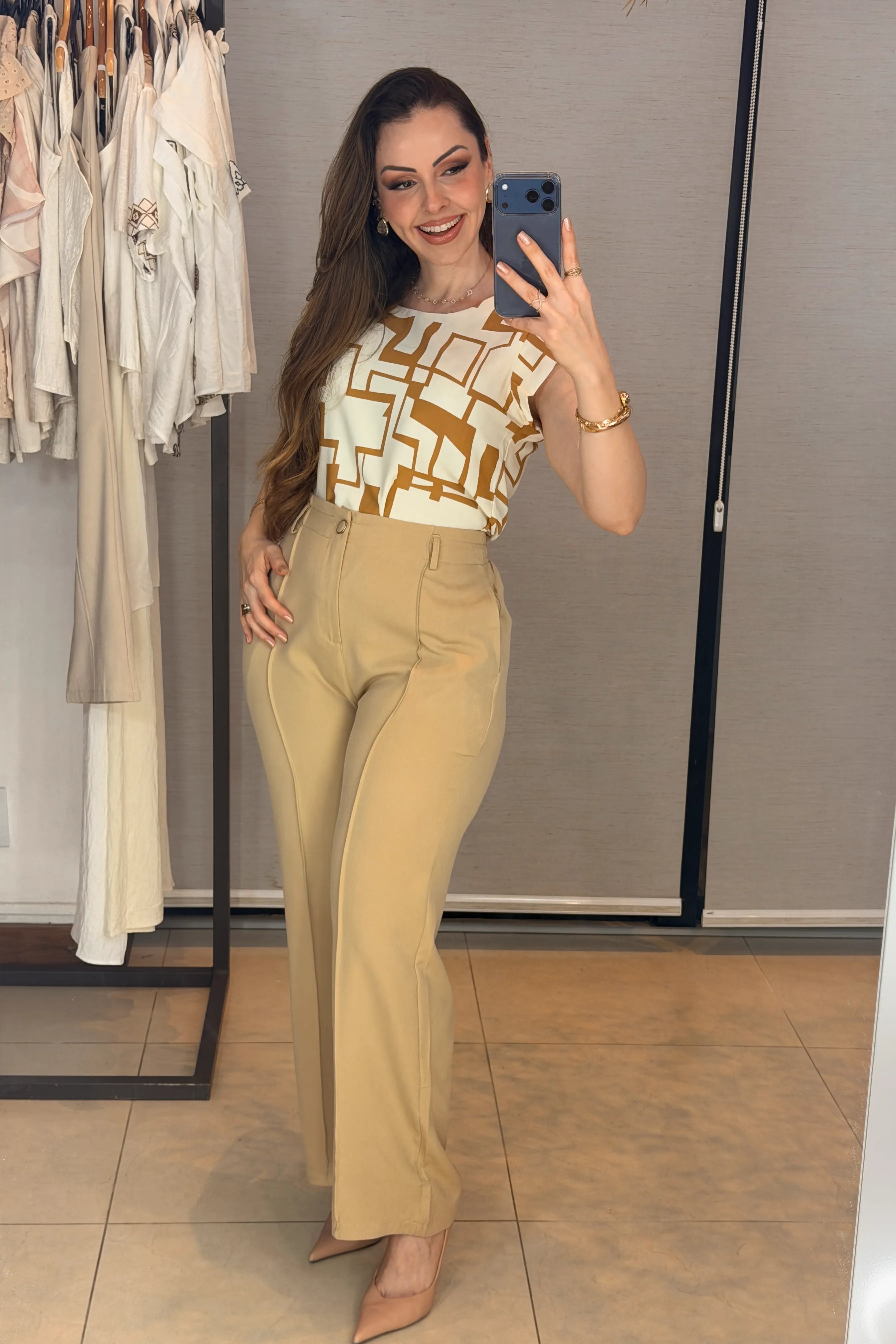 Conjunto: Blusa Manga Curta Transpassada Crepe Classic Carmen Estampada Geométrica Marrom + Calça Pantalona Alfaiataria Botão Encapado Margareth Bege