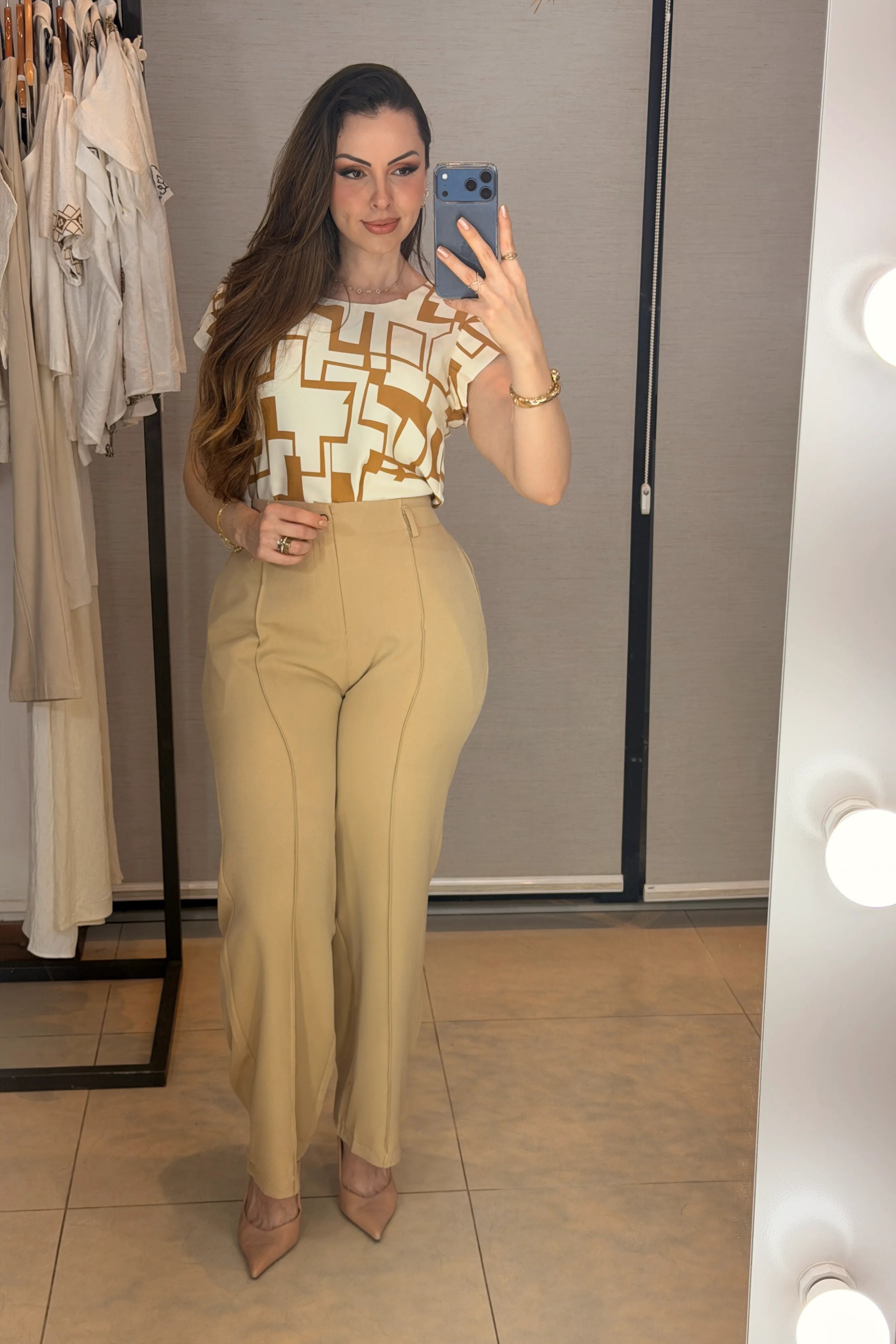 Conjunto: Blusa Manga Curta Transpassada Crepe Classic Carmen Estampada Geométrica Marrom + Calça Pantalona Alfaiataria Botão Encapado Margareth Bege