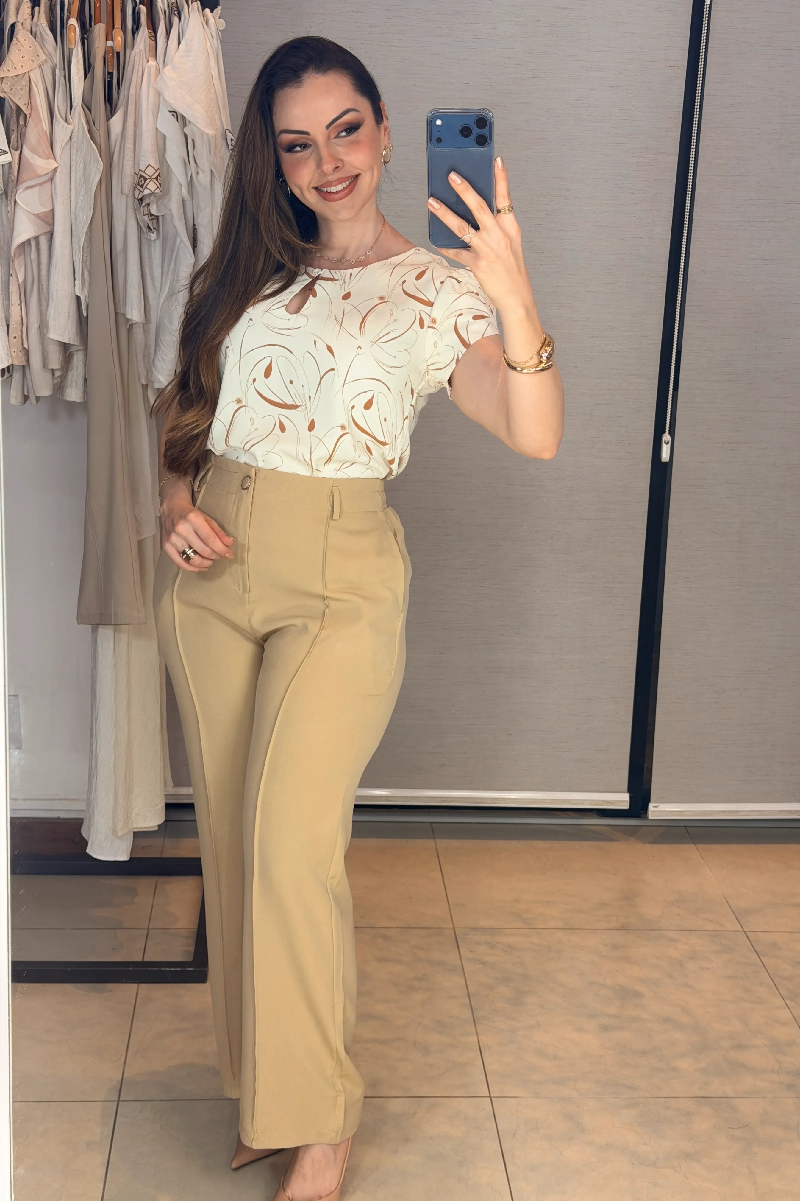 Conjunto: Blusa Manga Curta Transpassada Celina Estampada Marrom + Calça Pantalona Alfaiataria Botão Encapado Margareth Bege