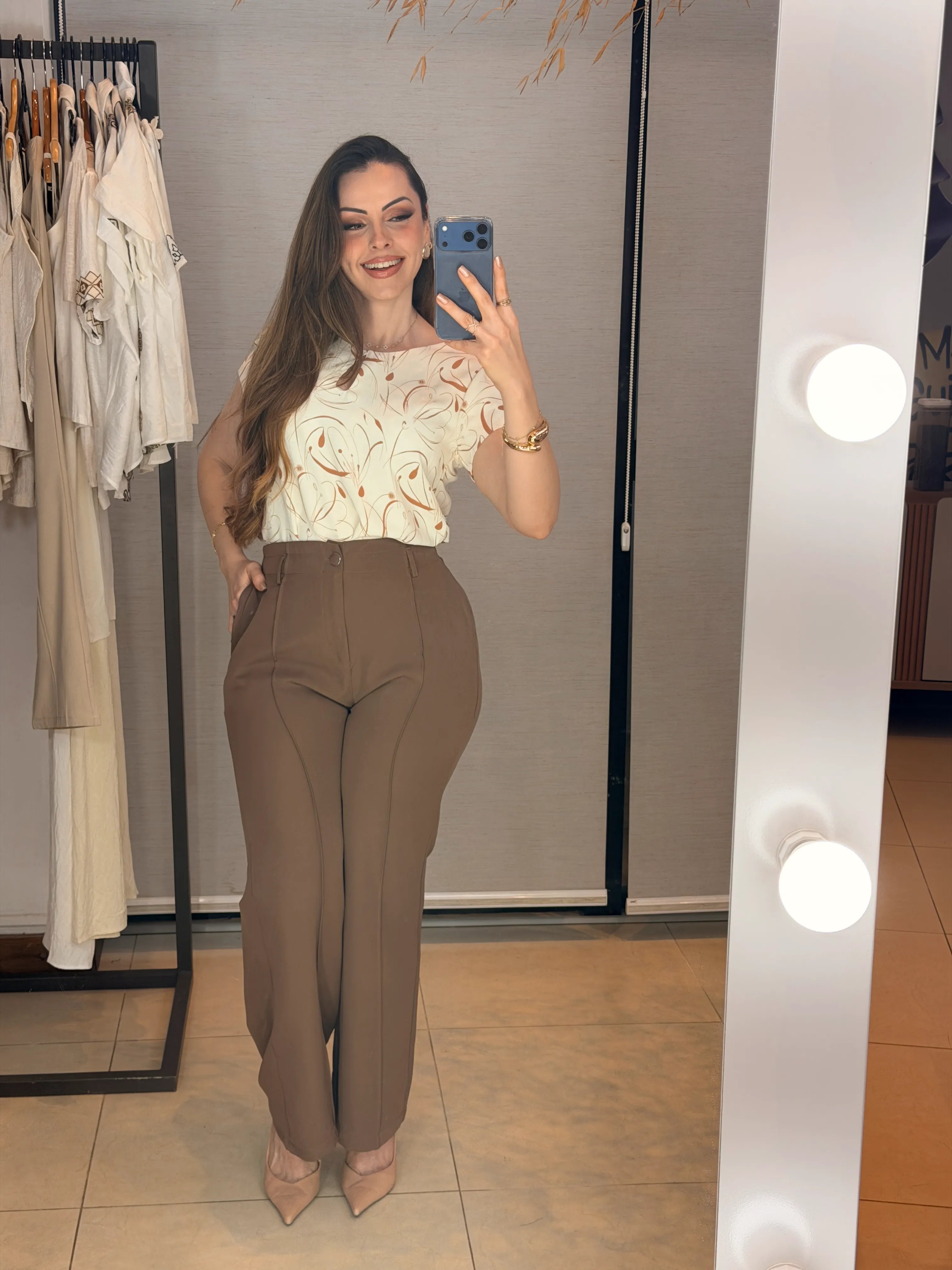 Conjunto: Blusa Manga Curta Transpassada Celina Estampada Marrom + Calça Pantalona Alfaiataria Botão Encapado Margareth Marrom