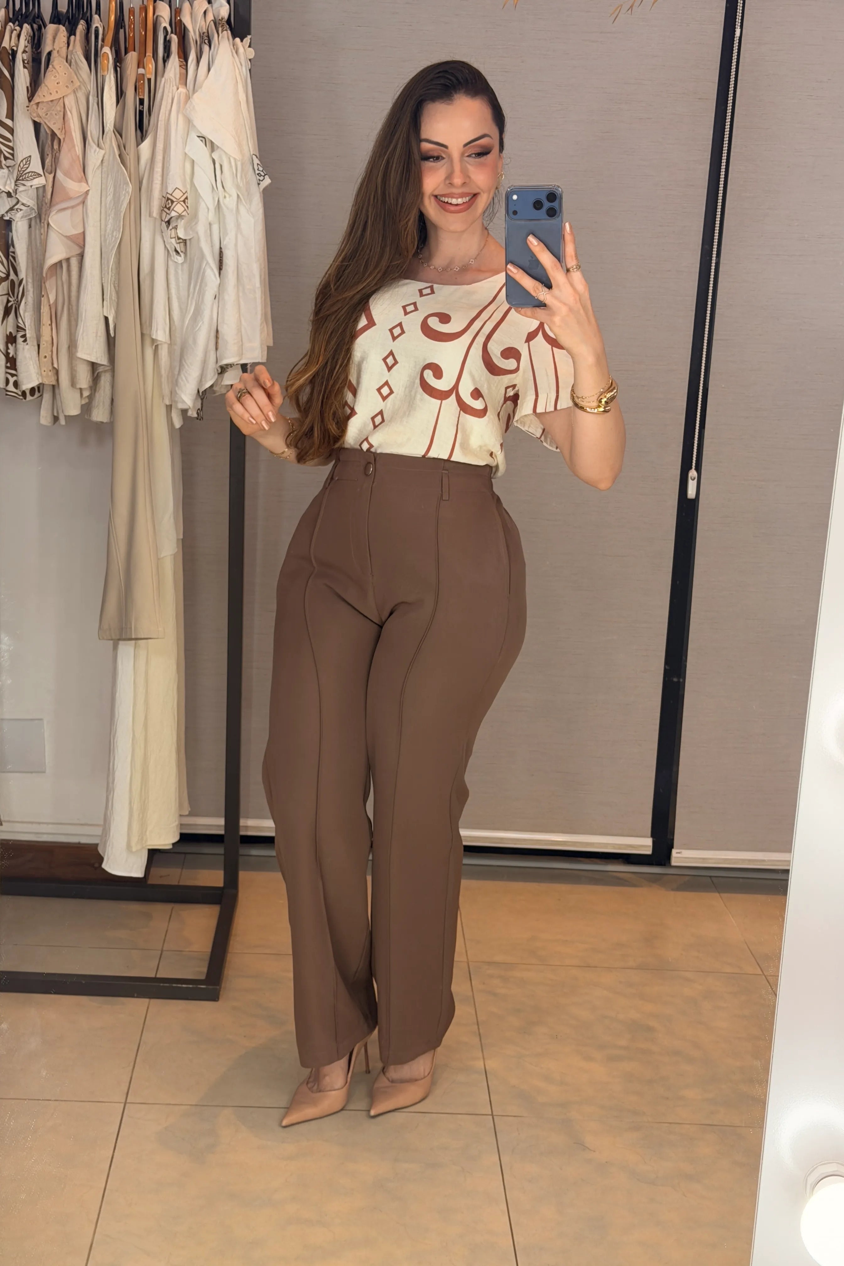 Conjunto: Blusa Manga Curta Detalhe Botão Vânia Estampada Terracota + Calça Pantalona Alfaiataria Botão Encapado Margareth Marrom