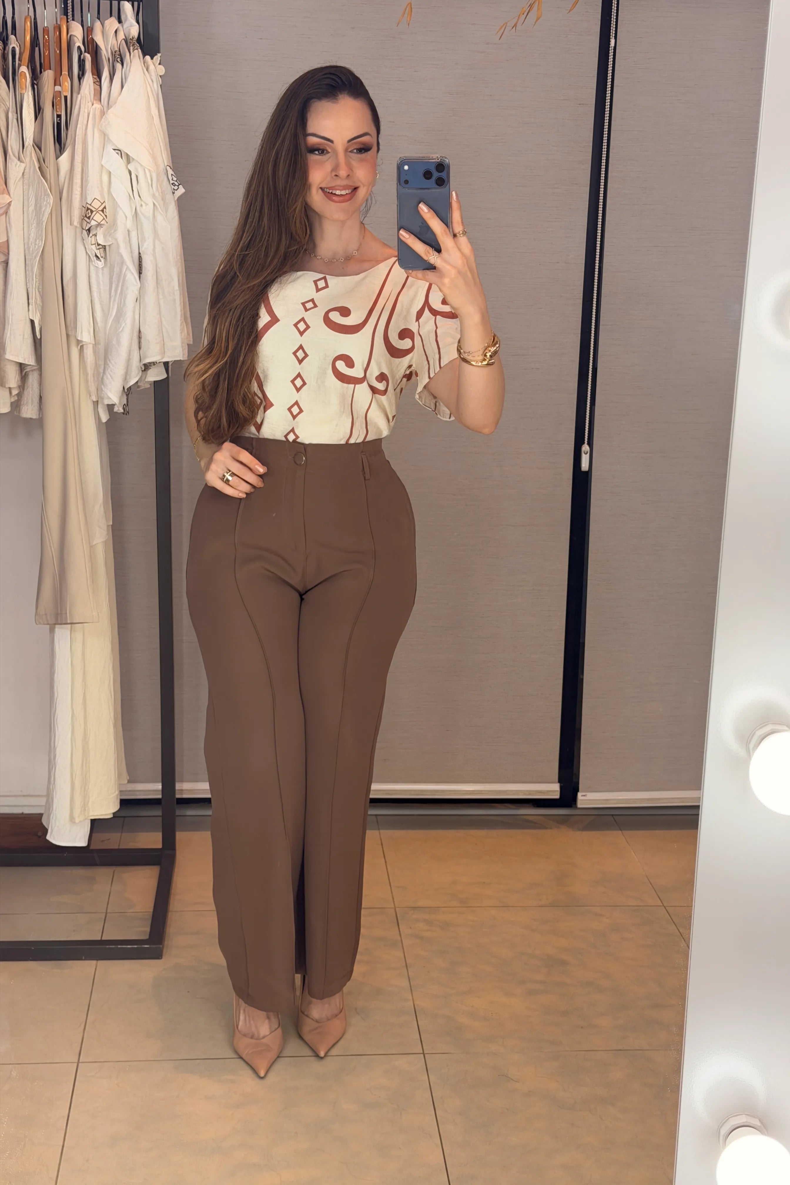 Conjunto: Blusa Manga Curta Detalhe Botão Vânia Estampada Terracota + Calça Pantalona Alfaiataria Botão Encapado Margareth Marrom
