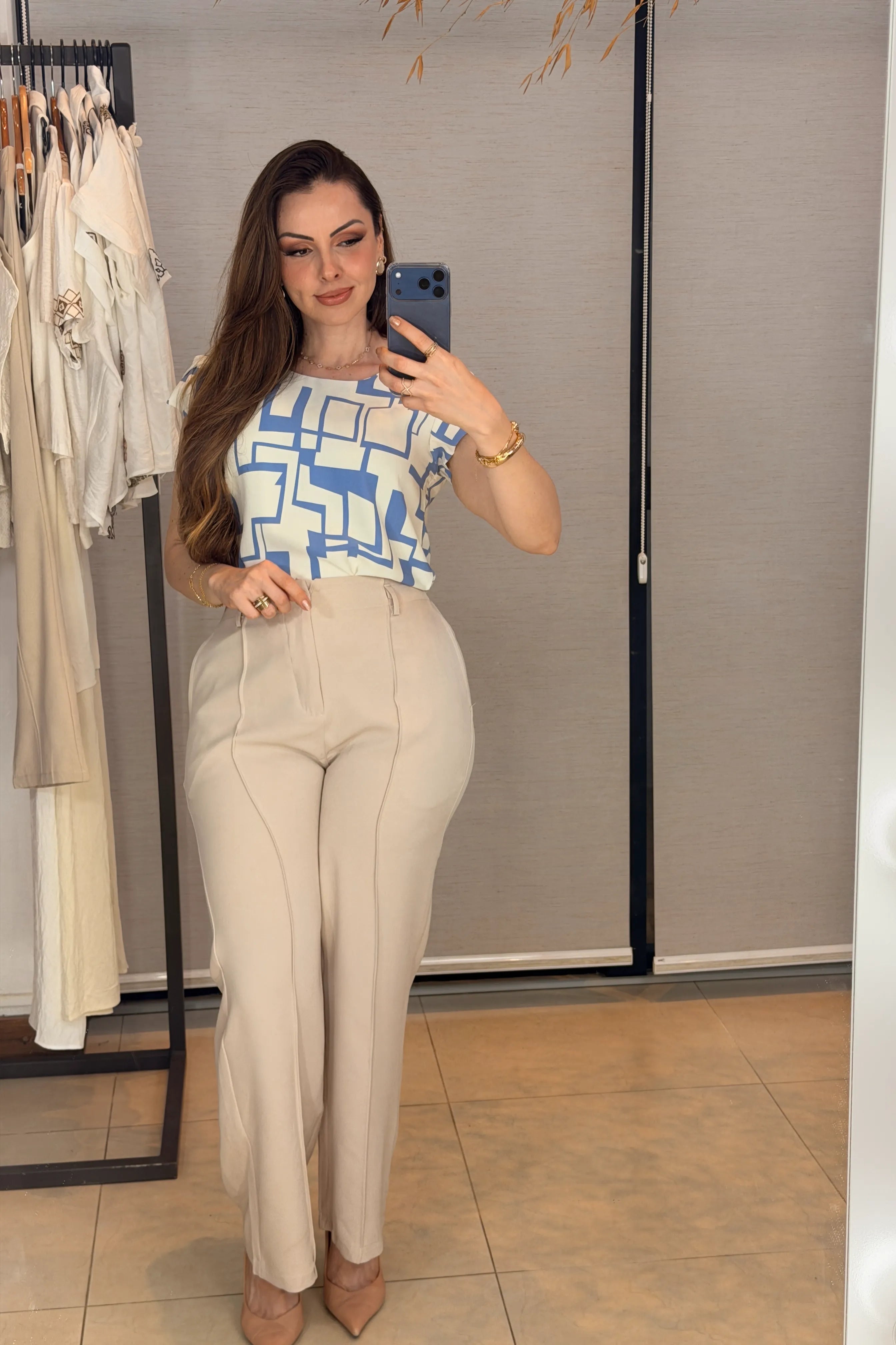 Conjunto: Blusa Manga Curta Transpassada Crepe Classic Carmen Estampada Geométrica Azul + Calça Pantalona Alfaiataria Botão Encapado Margareth Creme