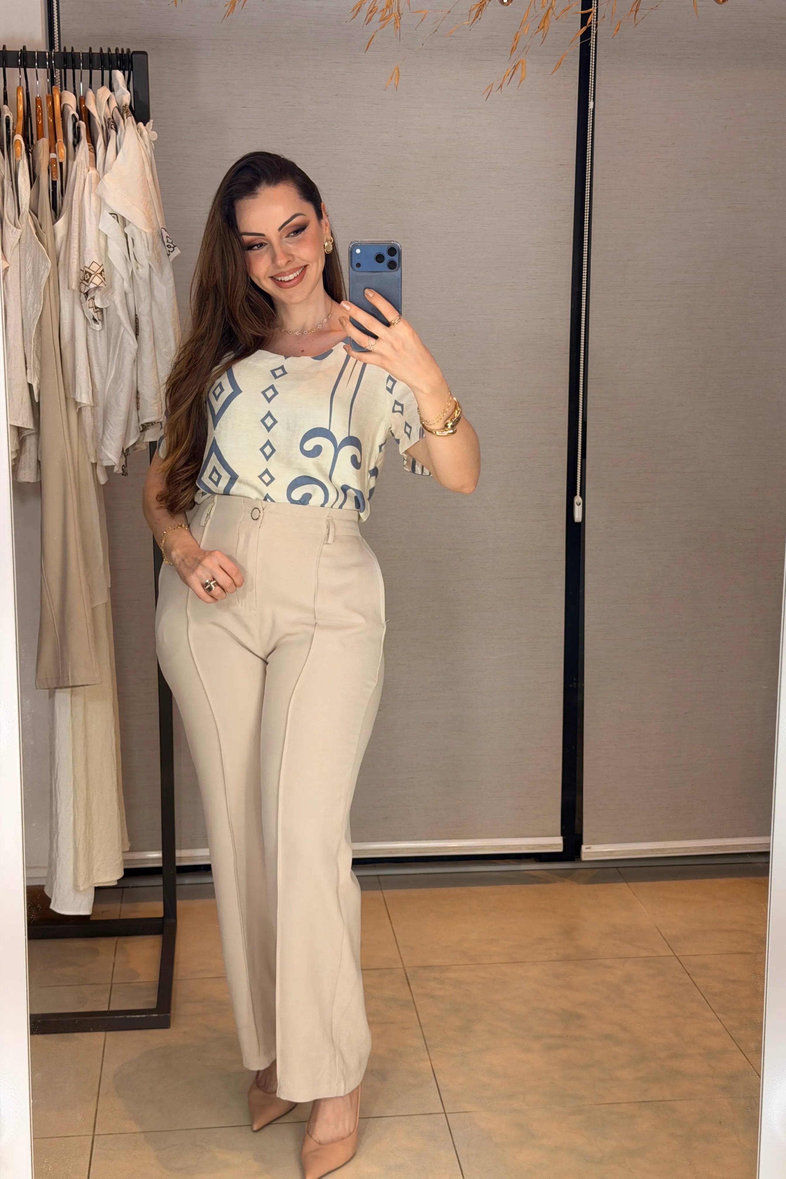 Conjunto: Blusa Manga Curta Detalhe Botão Vânia Estampada Azul + Calça Pantalona Alfaiataria Botão Encapado Margareth Creme
