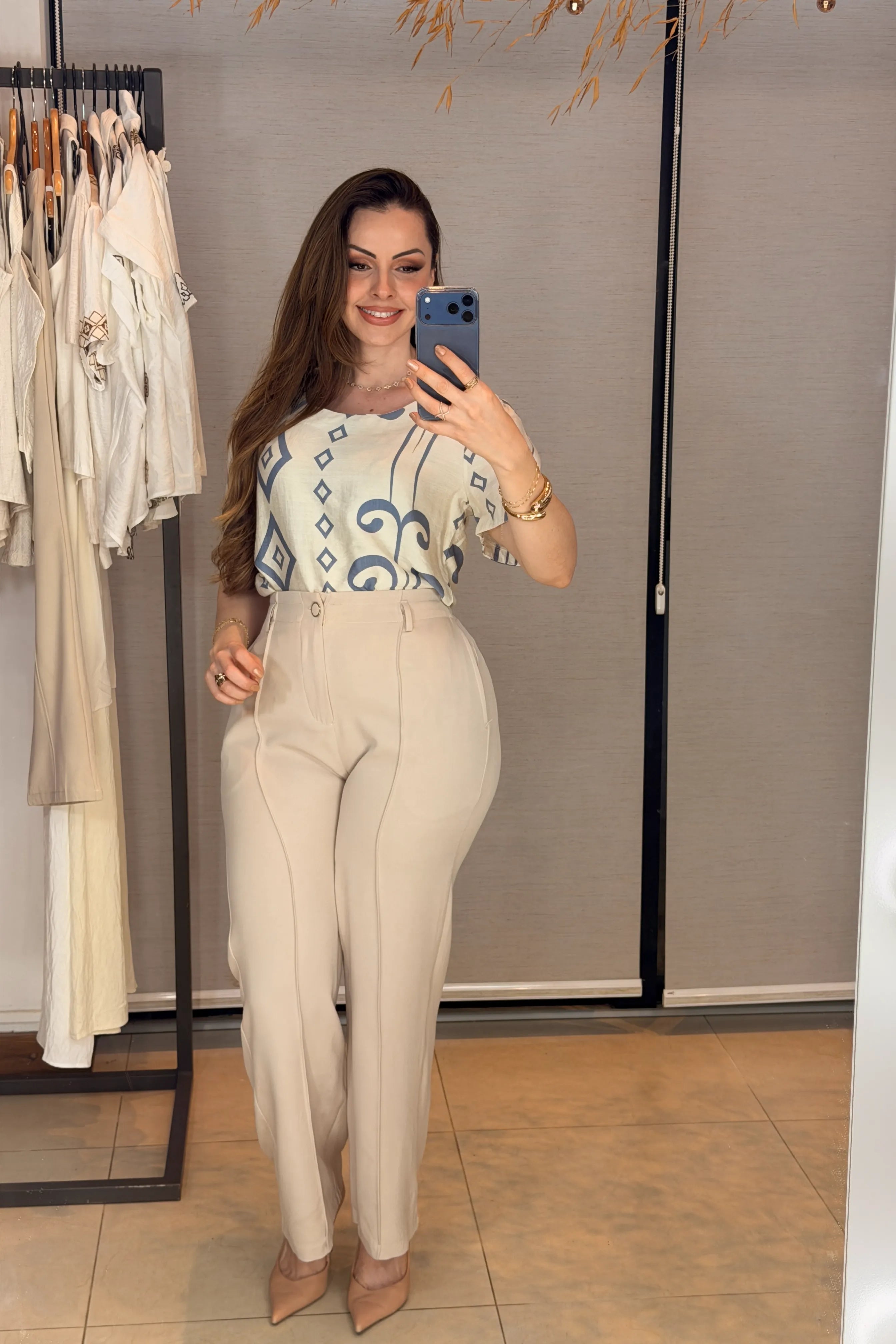 Conjunto: Blusa Manga Curta Detalhe Botão Vânia Estampada Azul + Calça Pantalona Alfaiataria Botão Encapado Margareth Creme