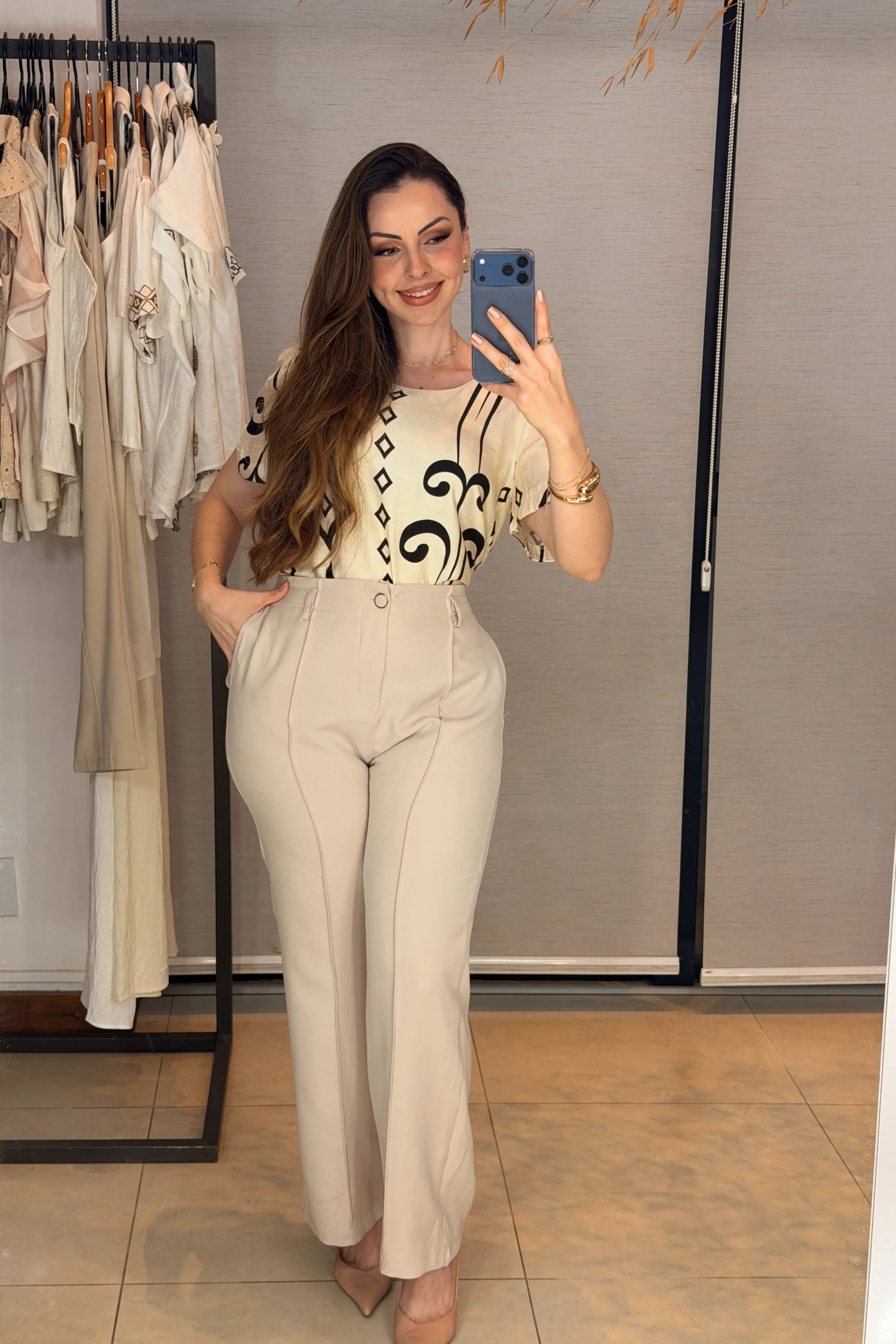 Conjunto: Blusa Manga Curta Detalhe Botão Vânia Estampada Preta + Calça Pantalona Alfaiataria Botão Encapado Margareth Creme