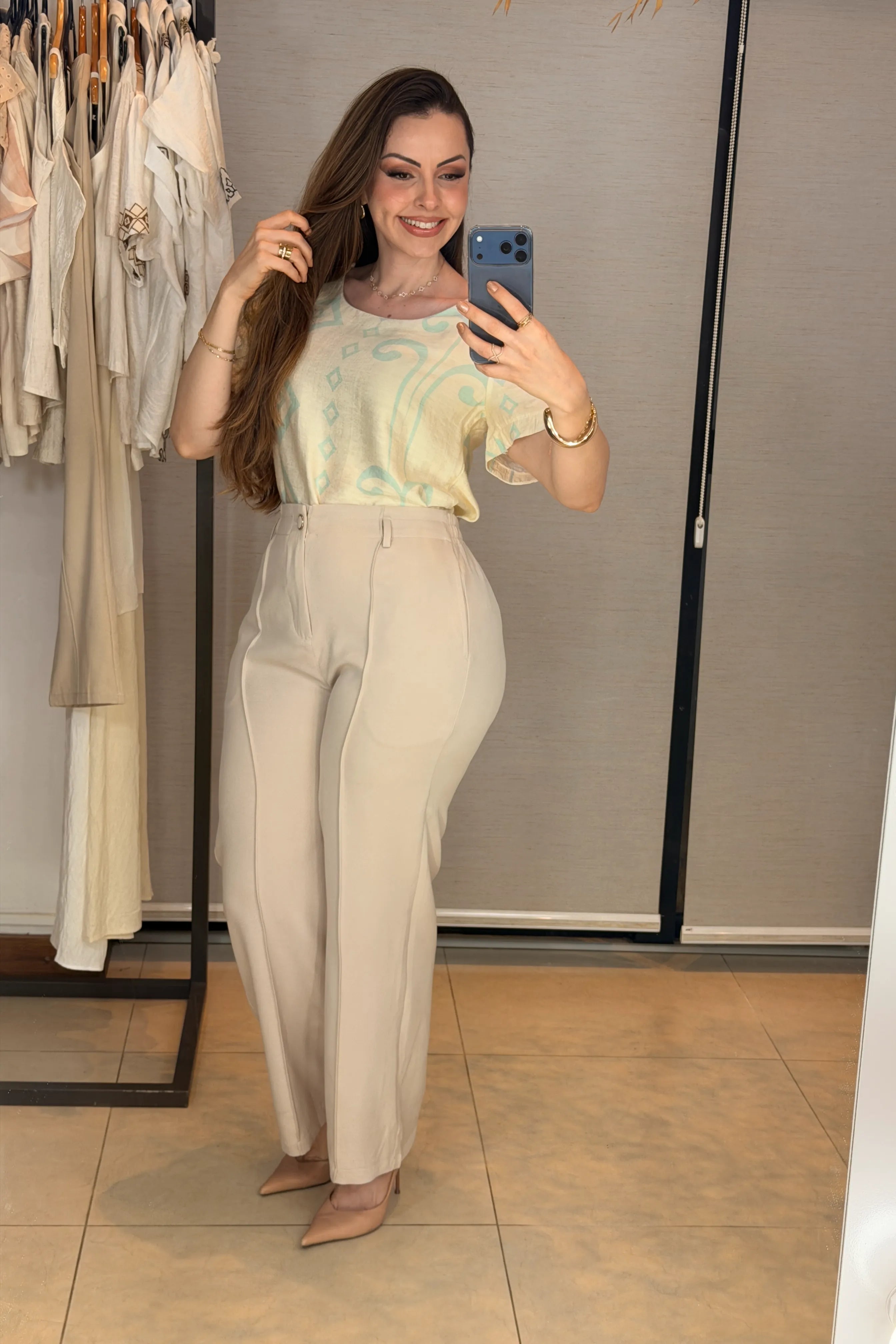 Conjunto: Blusa Manga Curta Detalhe Botão Vânia Estampada Azul Claro + Calça Pantalona Alfaiataria Botão Encapado Margareth Creme