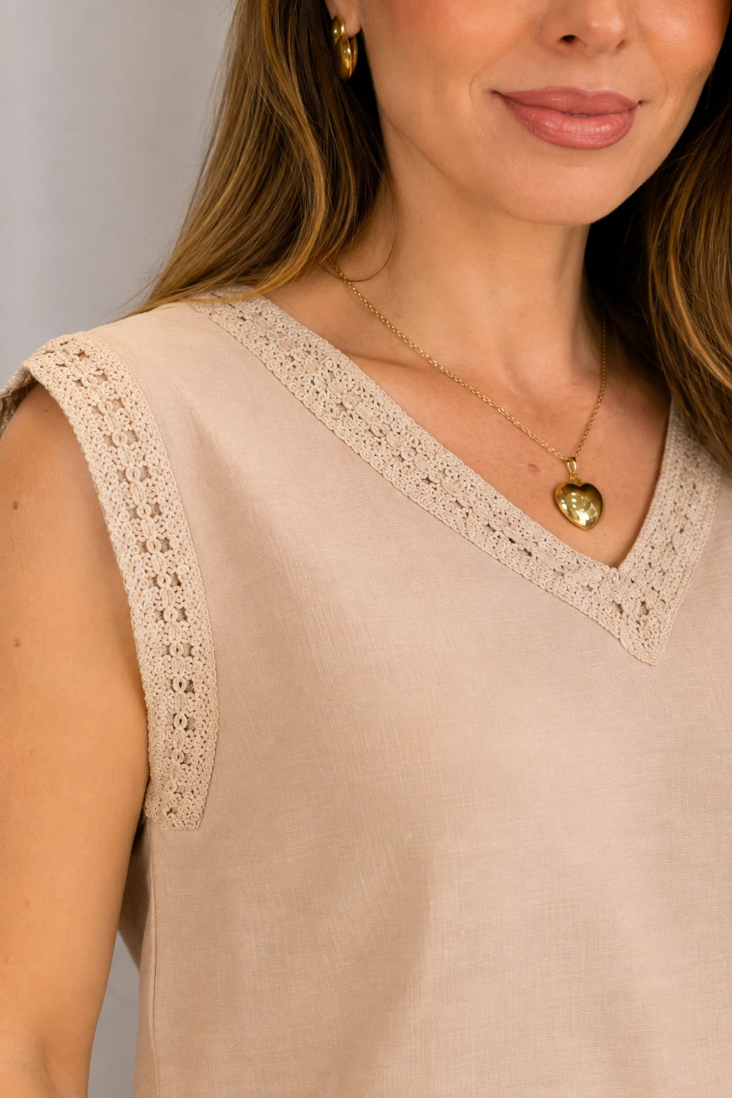 Blusa Regata Respirável com Decote Bordado Larissa Areia
