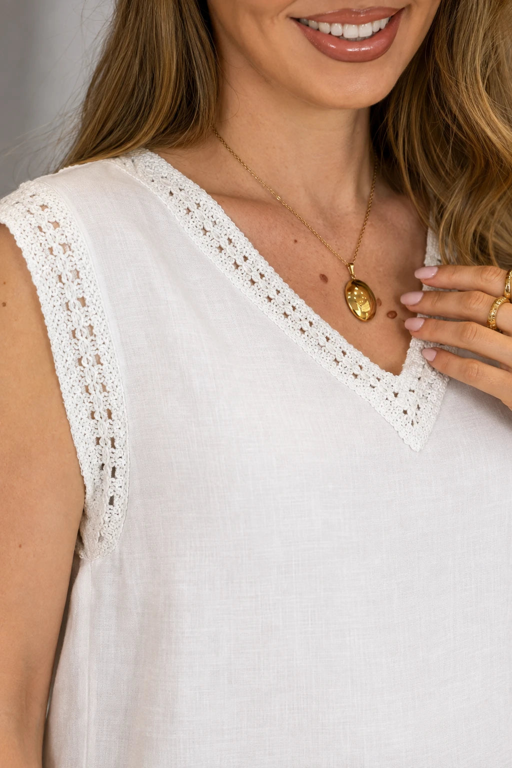 Blusa Regata Respirável com Decote Bordado Larissa Branca