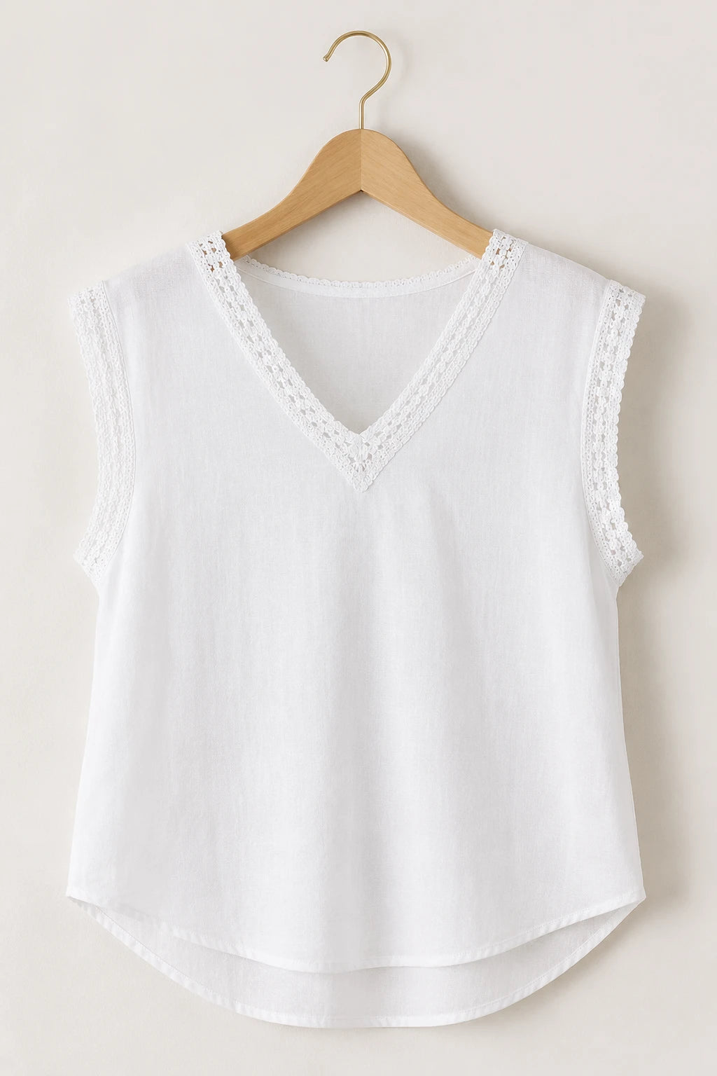 Blusa Regata Respirável com Decote Bordado Larissa Branca