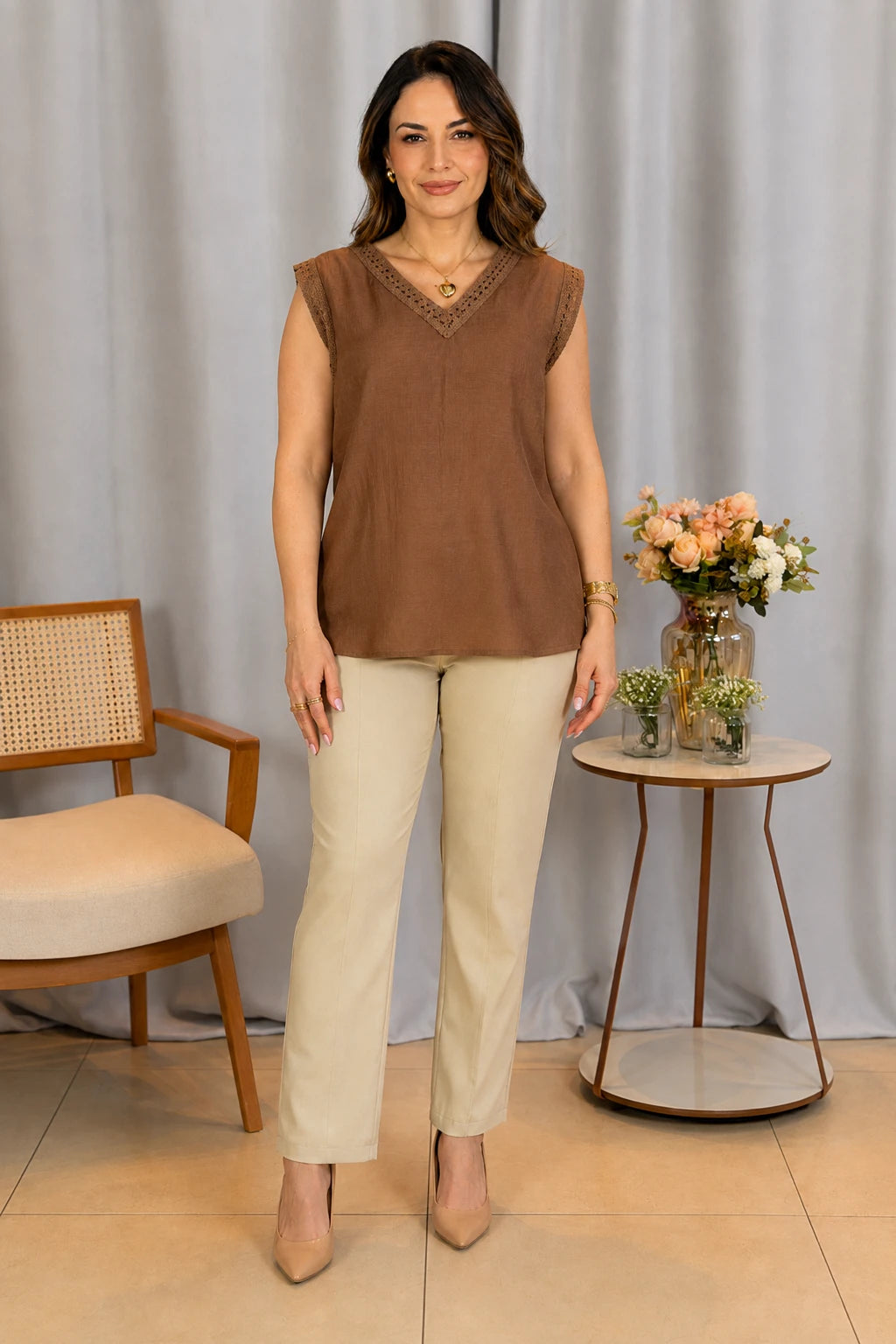 Blusa Regata Respirável com Decote Bordado Larissa Marrom