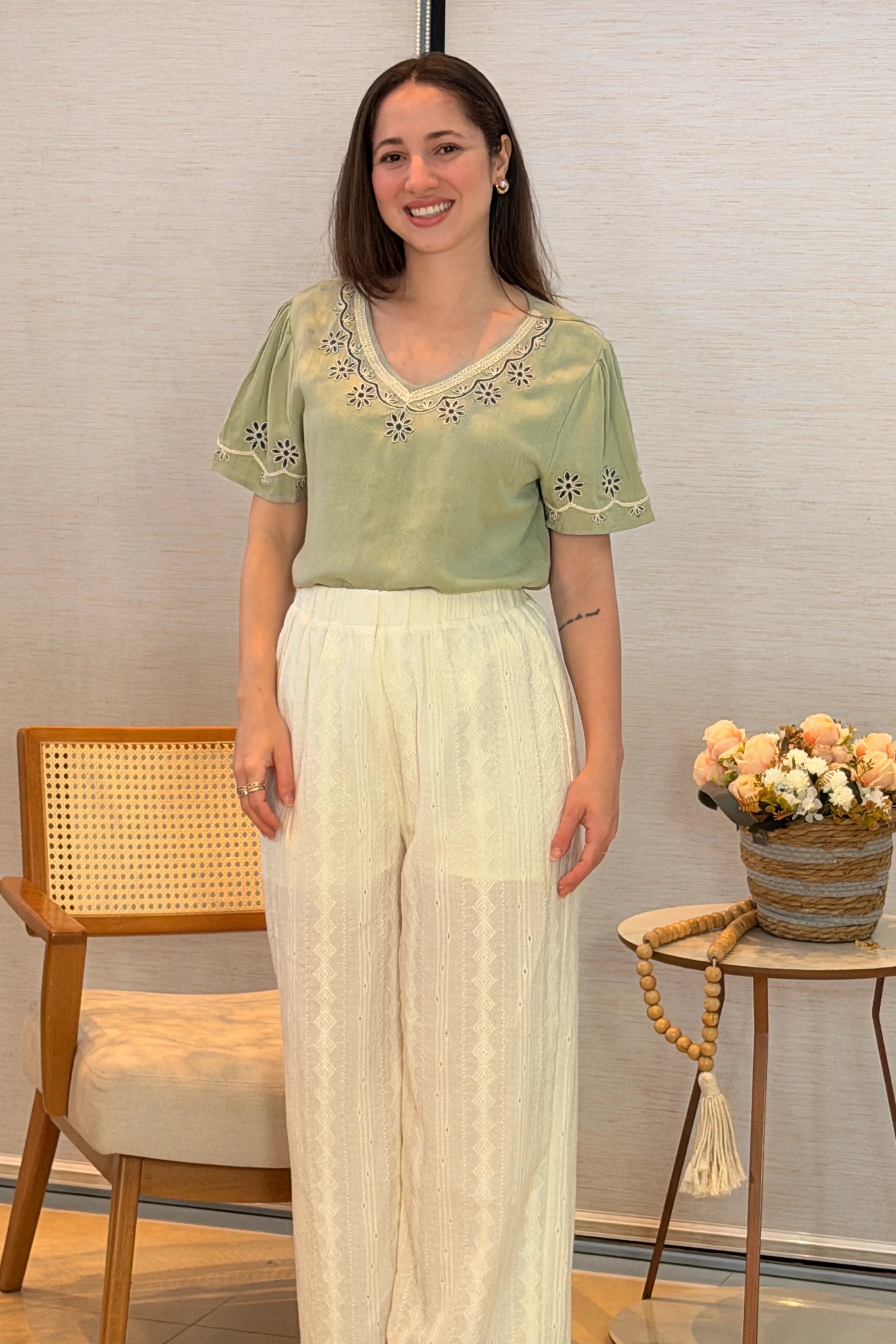 Conjunto: Blusa Manga Curta Detalhe Bordado Visco Linho Lúcia Verde + Calça Pantalona Bordado e Cós com Elástico Crepe Soft Carla Branco