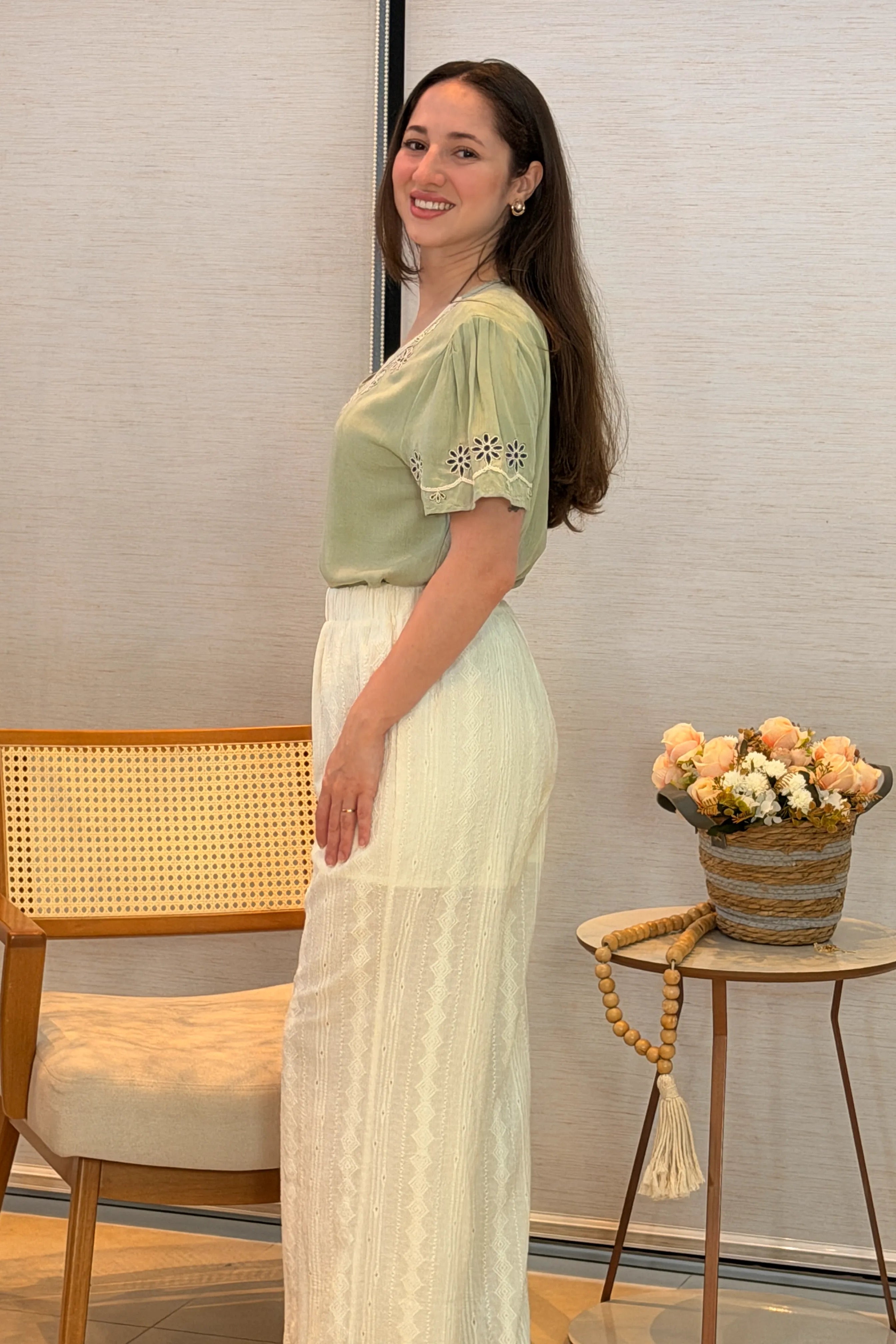 Conjunto: Blusa Manga Curta Detalhe Bordado Visco Linho Lúcia Verde + Calça Pantalona Bordado e Cós com Elástico Crepe Soft Carla Branco