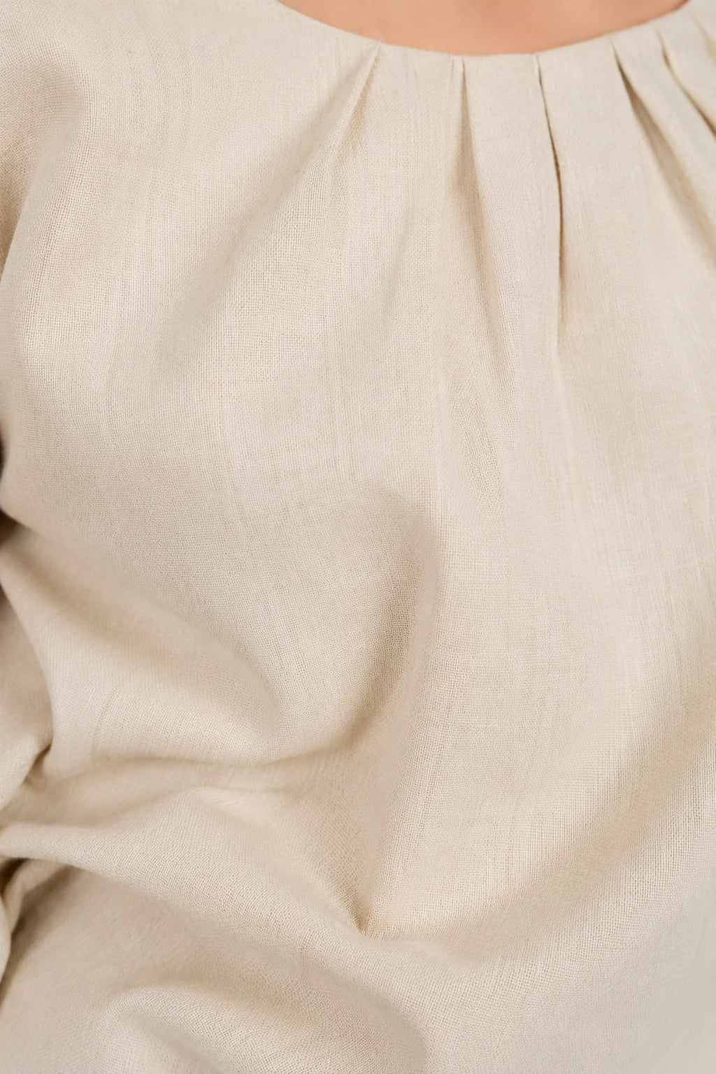 Blusa Visco Linen Muscle com Pregas no Decote Alana Creme