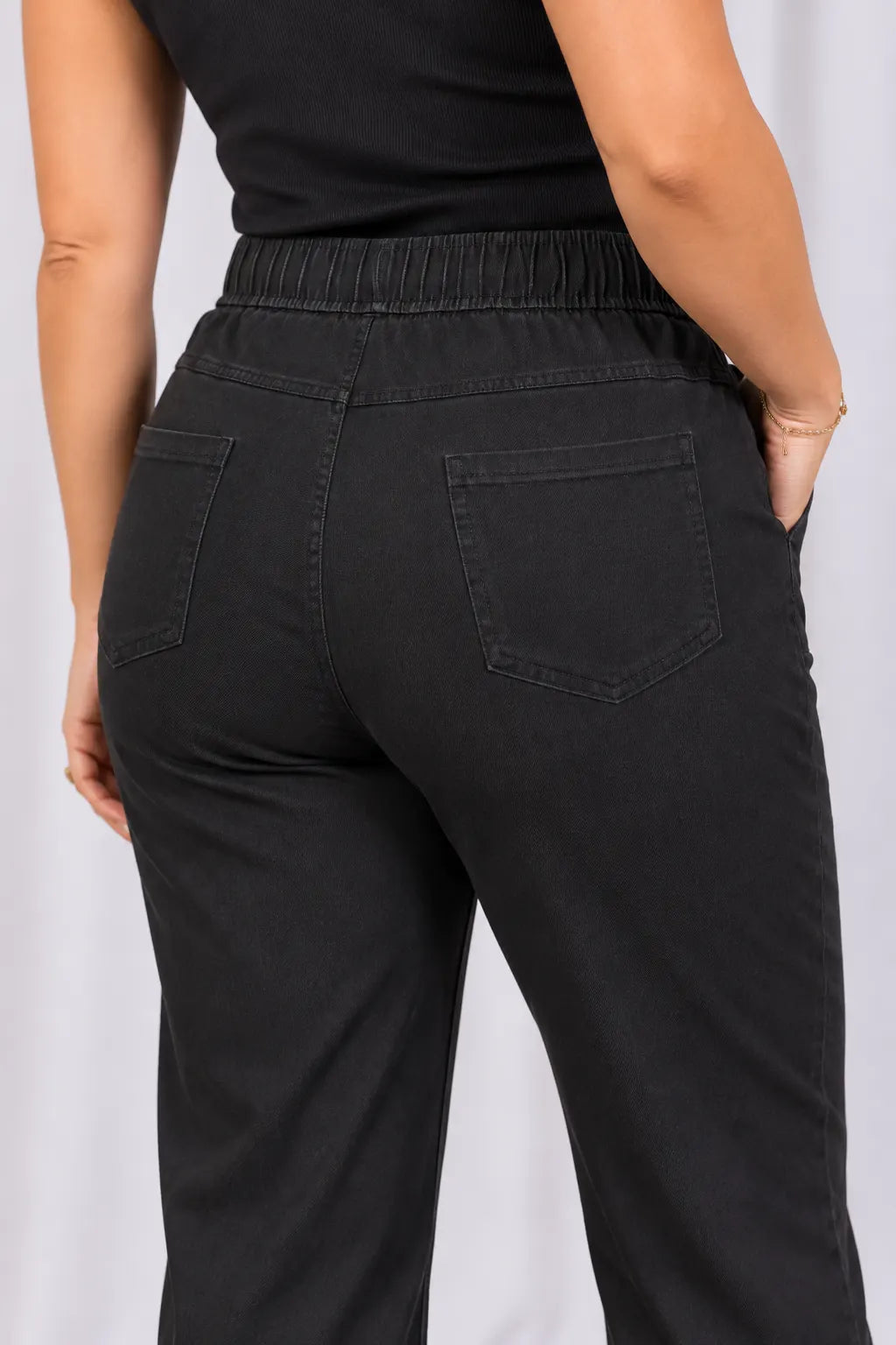 Calça Corte Reto em Chambray com Cós de Amarração Anita Preta
