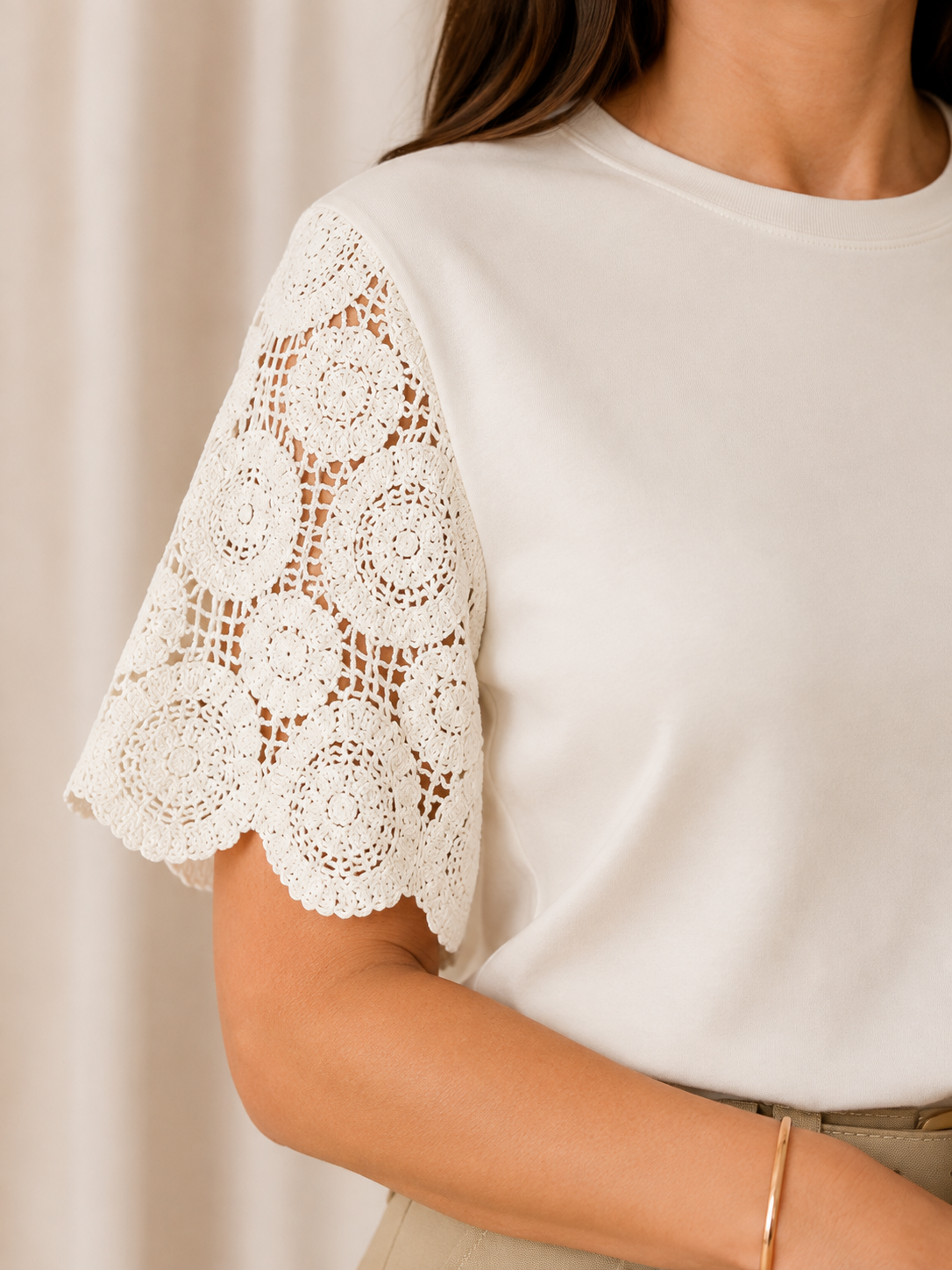 Blusa Confortável com Manga em Crochê Geisa Branca