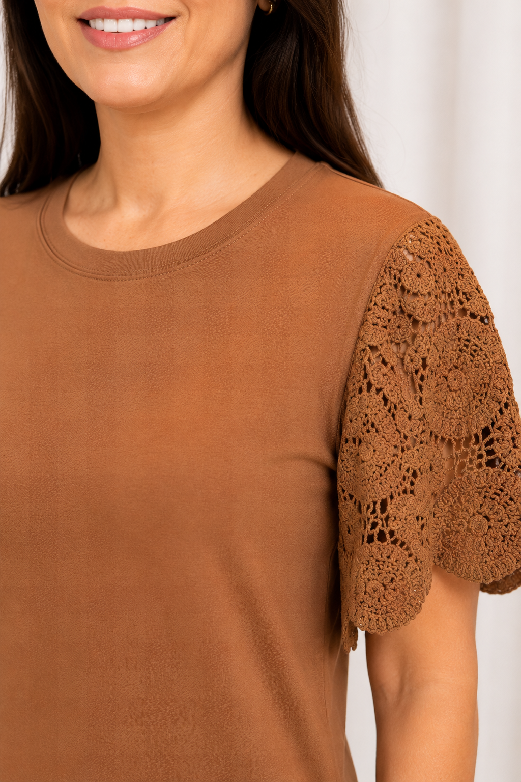 Blusa Confortável com Manga em Crochê Geisa Marrom