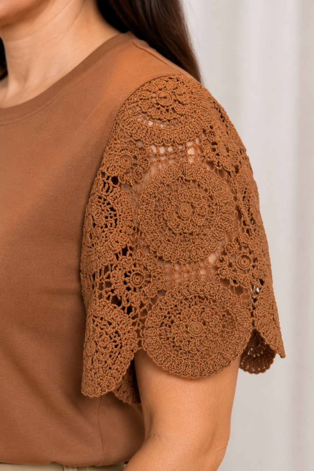 Blusa Confortável com Manga em Crochê Geisa Marrom