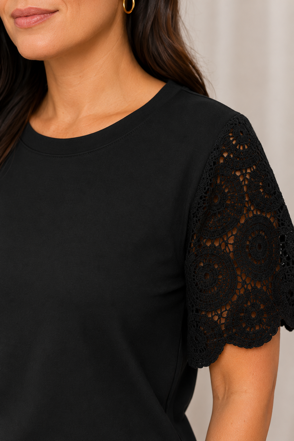 Blusa Confortável com Manga em Crochê Geisa Preta
