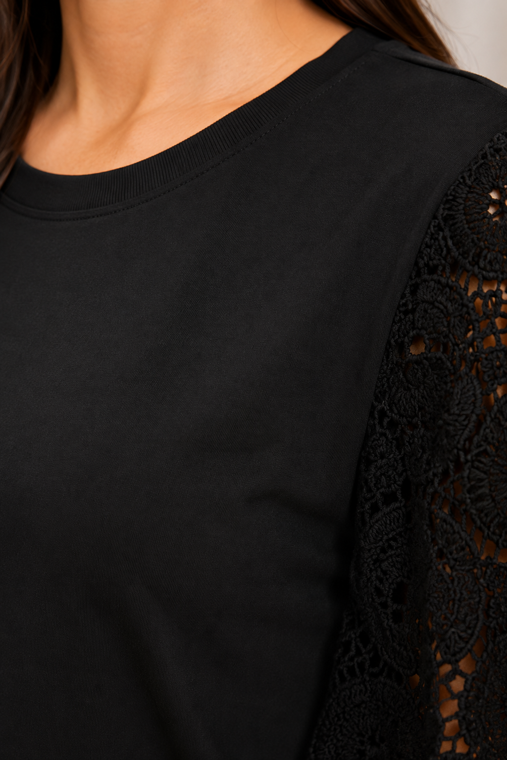 Blusa Confortável com Manga em Crochê Geisa Preta