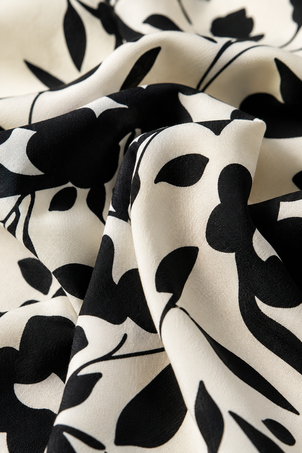 Blusa Crepe Classic Estampada com Entremeio Tauane Preta