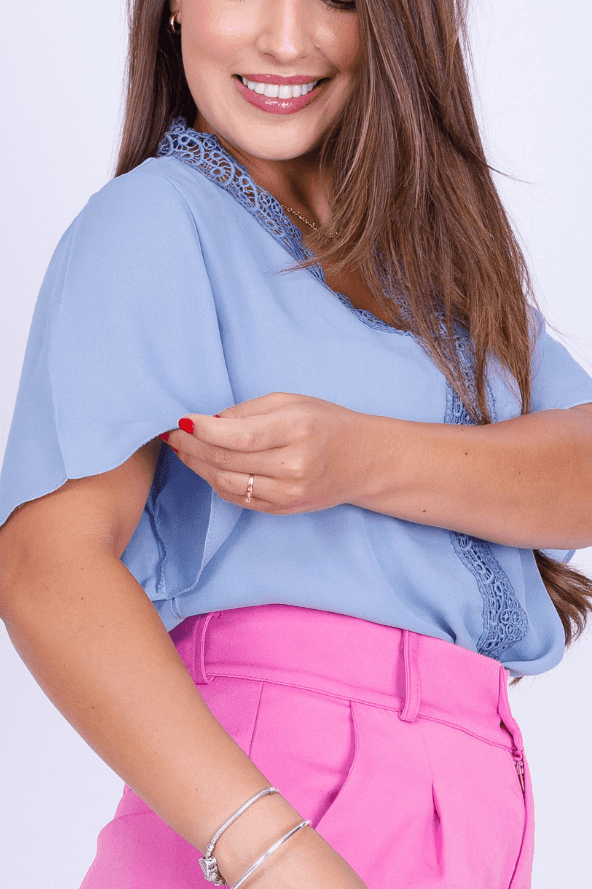 Blusa Decote "V" Detalhe Renda Rebeca Azul Celeste - imporium