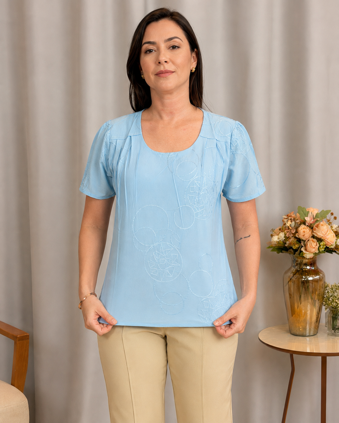 Blusa em Laise com Pregas no Colo Dália Azul